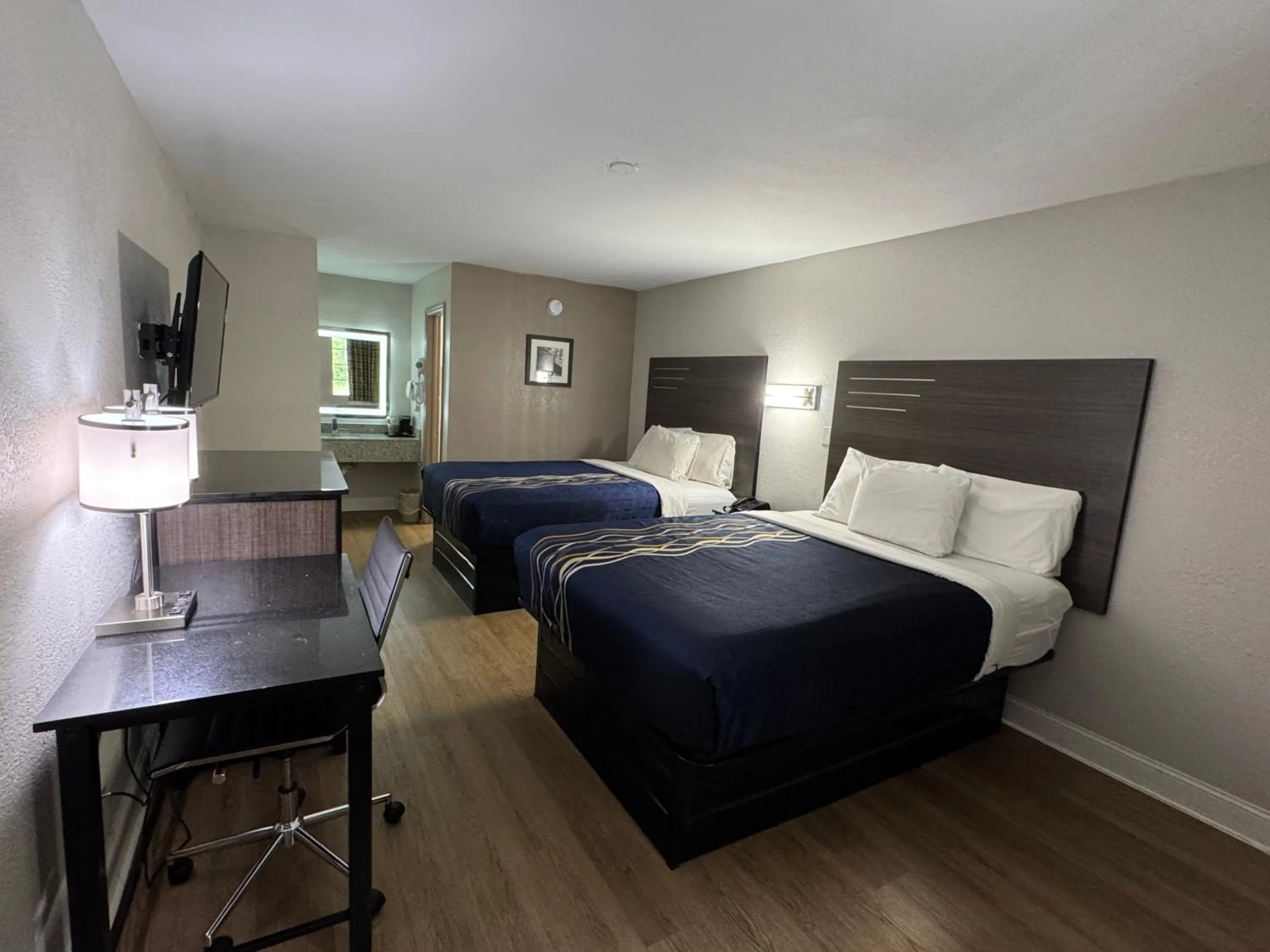 Bedroom, Bed in Lakeside Inn