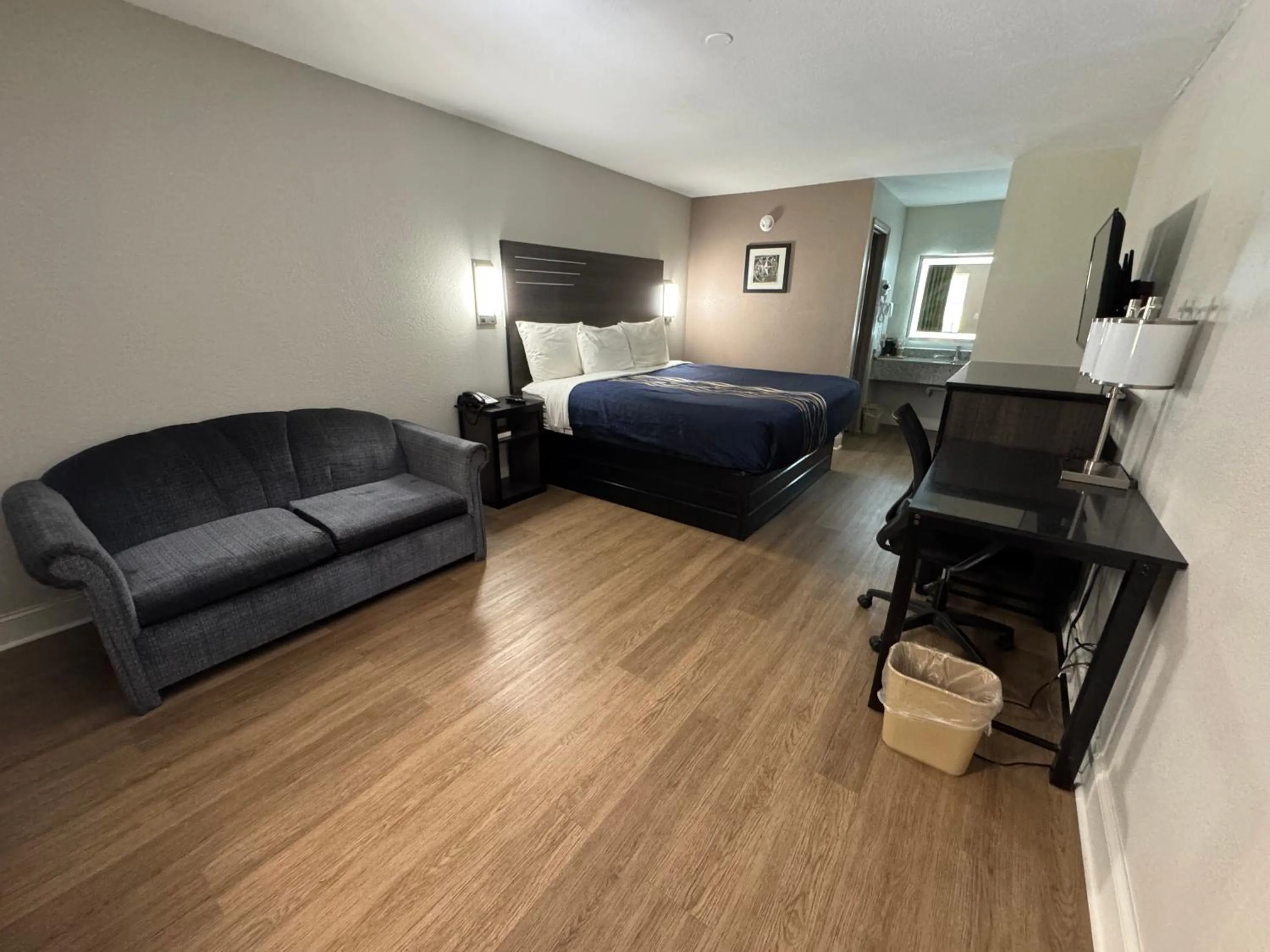 Bedroom, Bed in Lakeside Inn