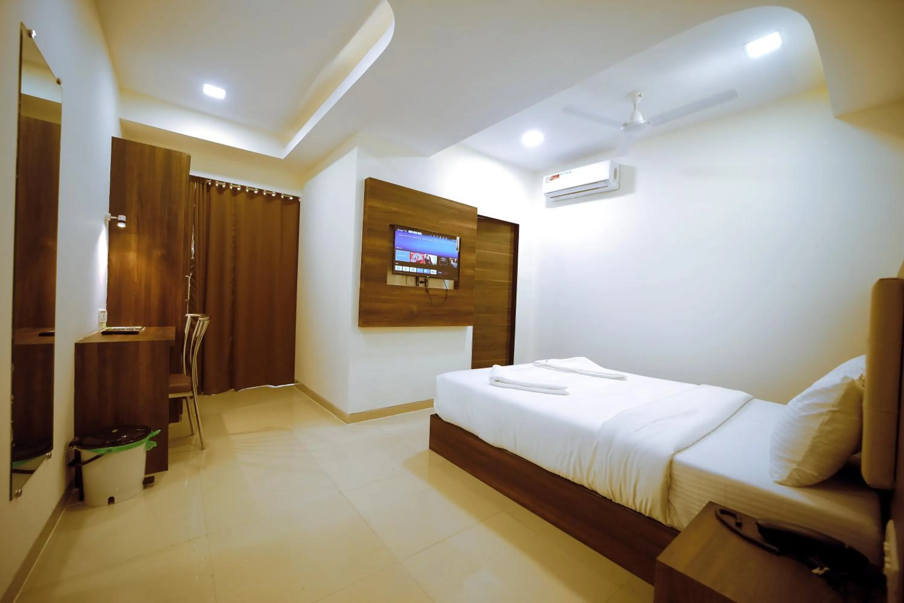 TV and multimedia in Hotel Precious Pearl