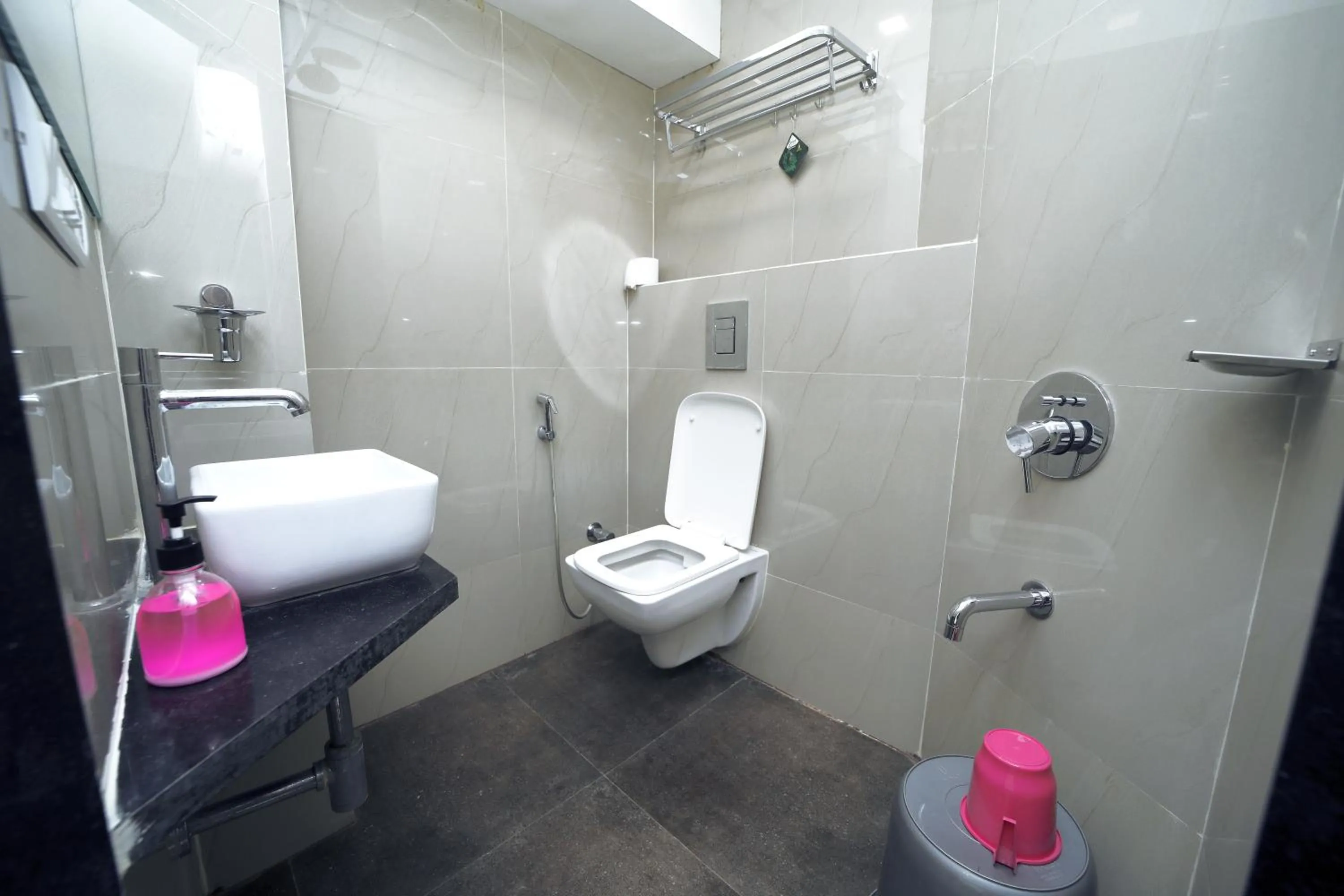 Shower in Hotel Precious Pearl