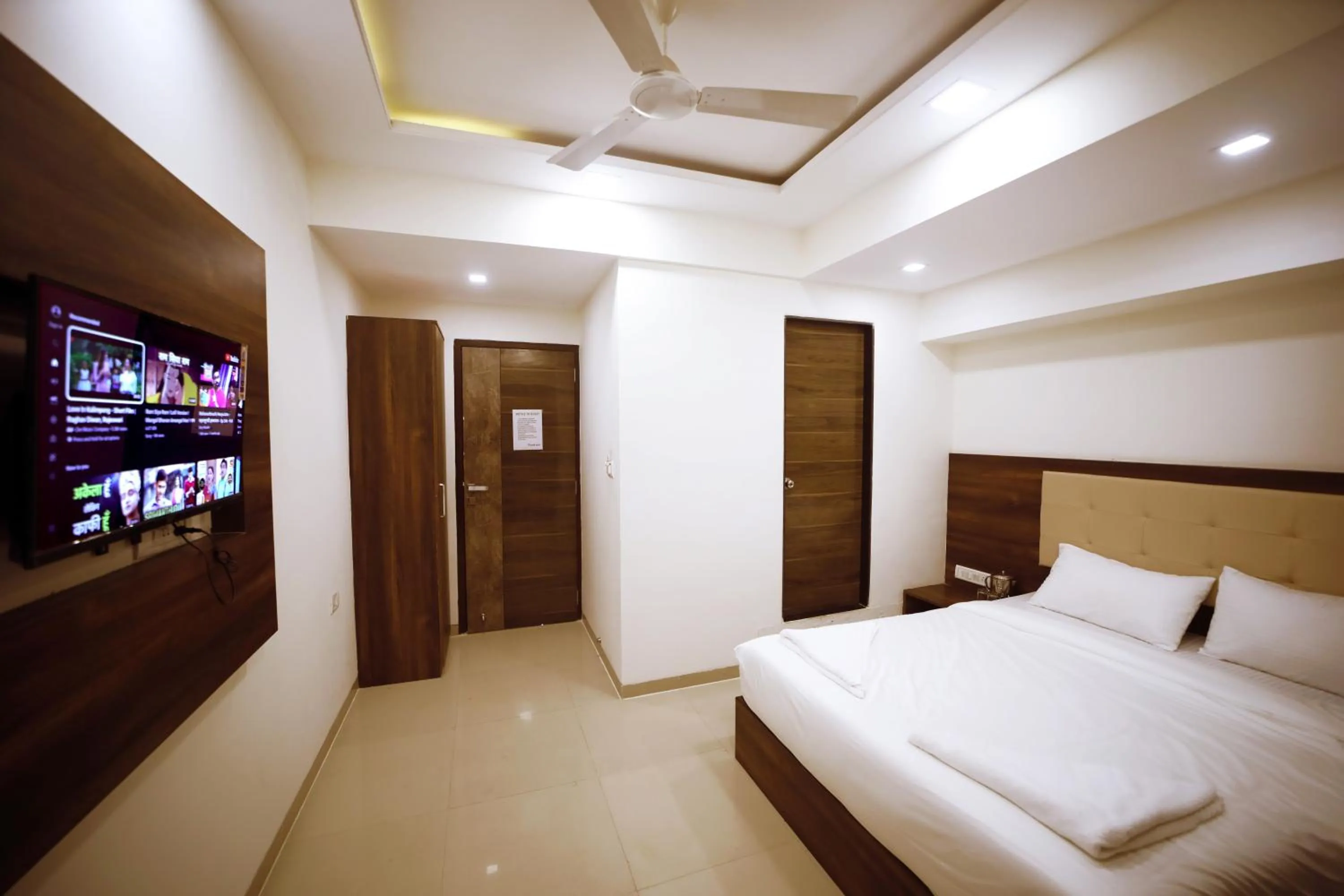 TV and multimedia in Hotel Precious Pearl