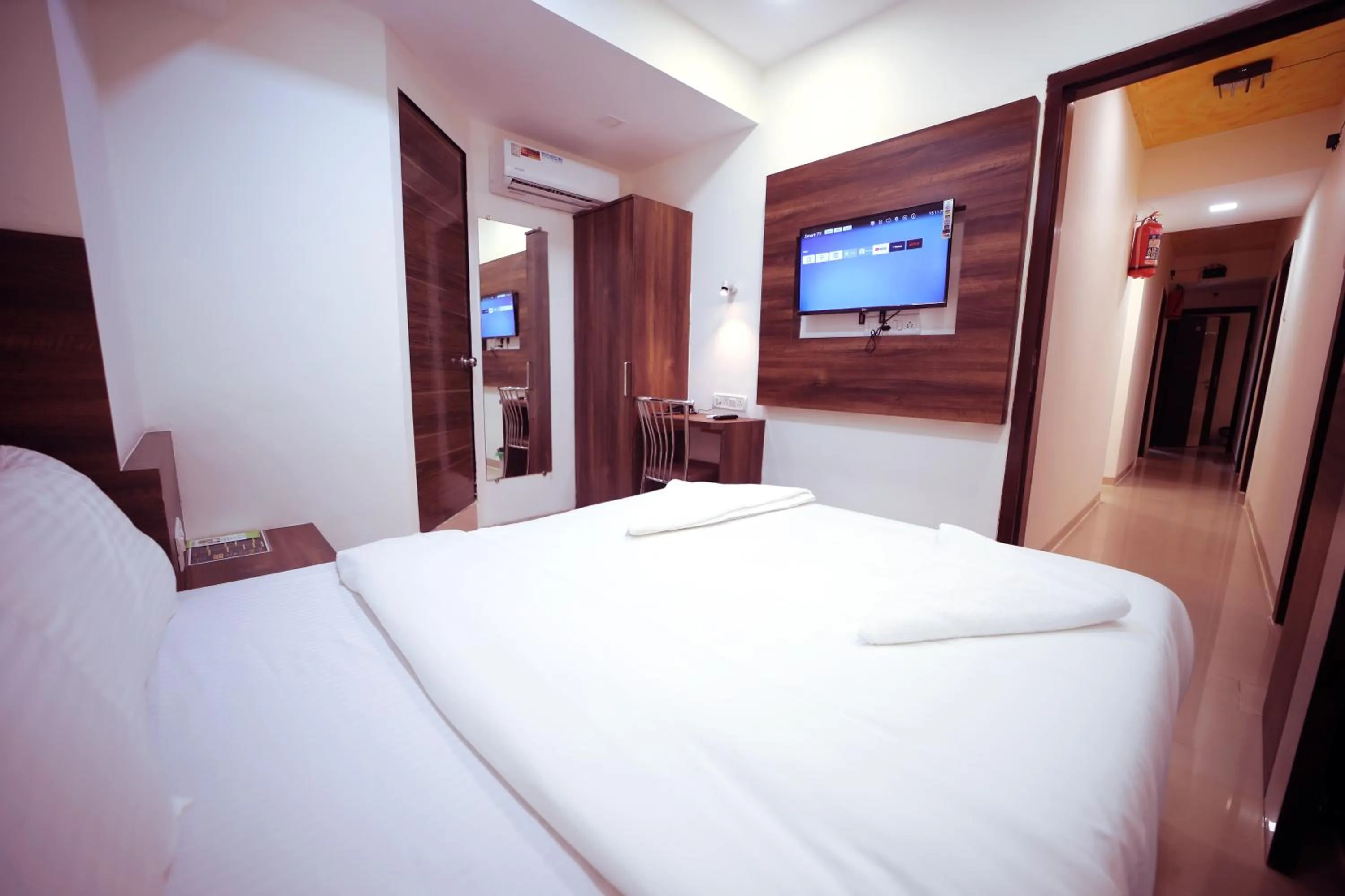TV and multimedia in Hotel Precious Pearl