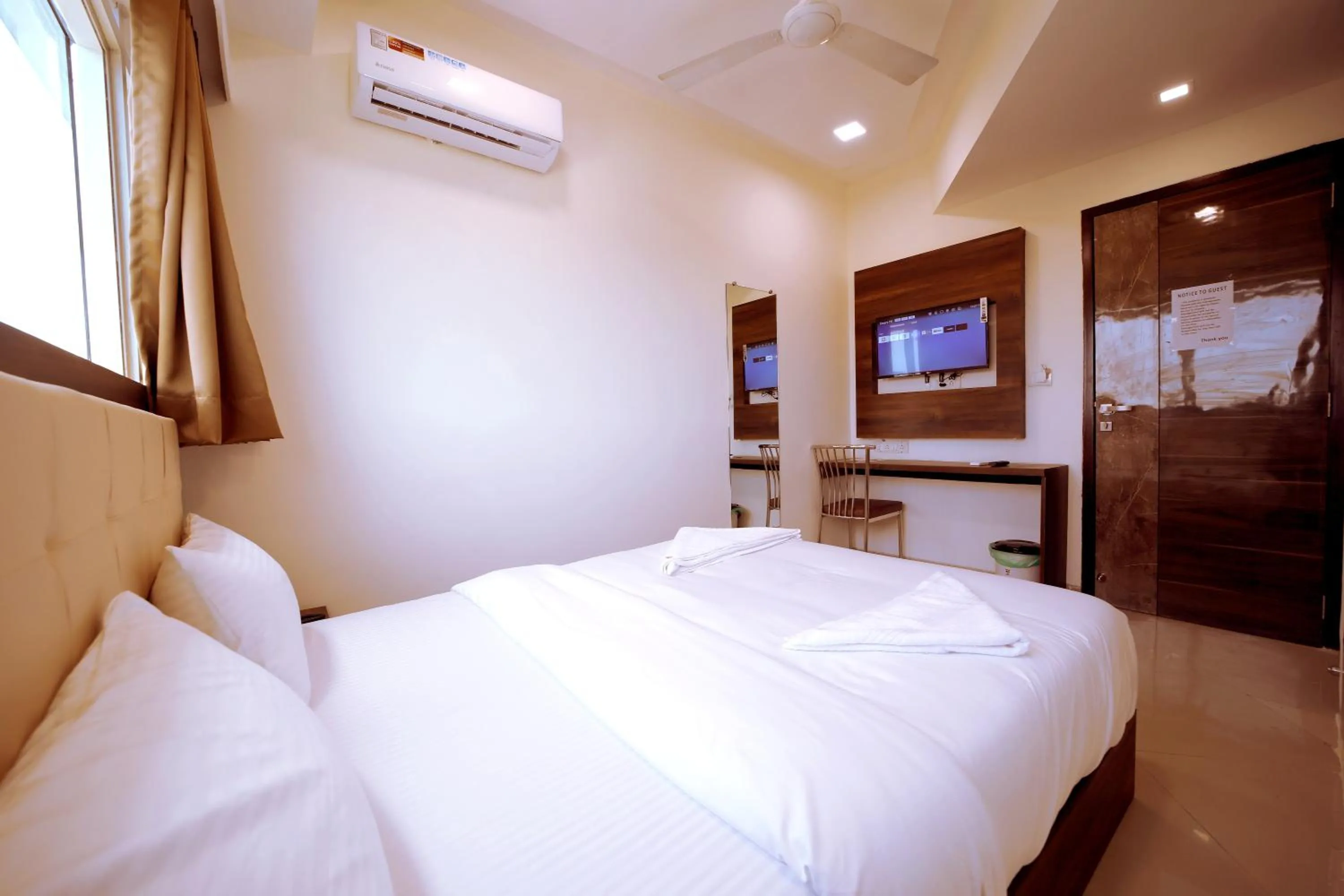 TV and multimedia in Hotel Precious Pearl