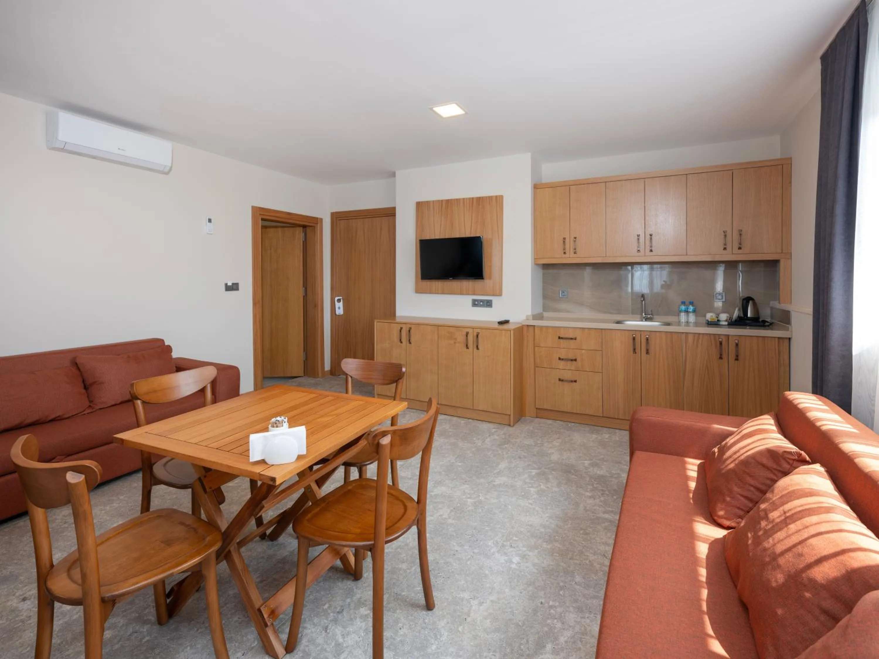 Communal lounge/ TV room in Ma-Si Urla Hotel