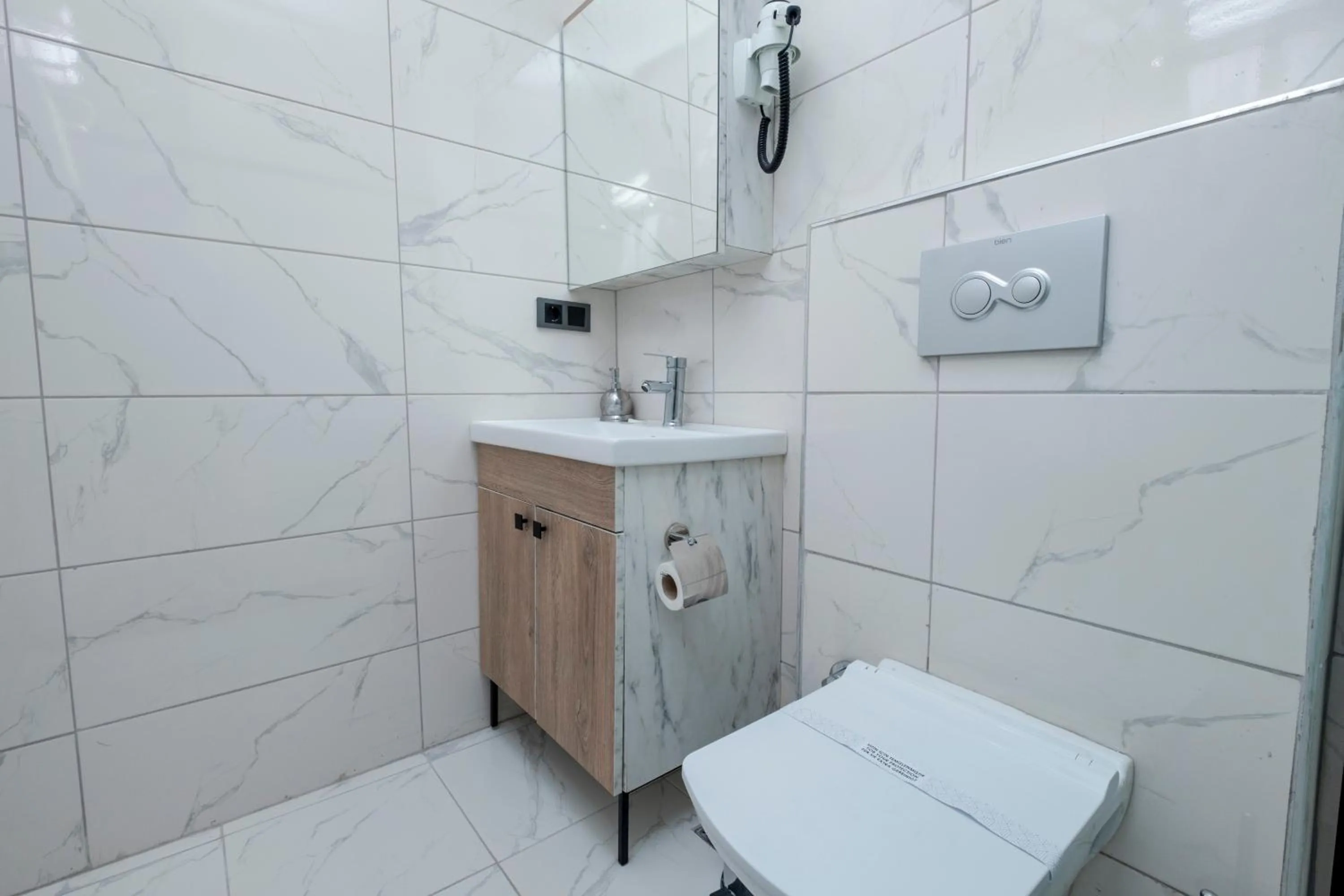 Shower in Lavender Airport Hotel