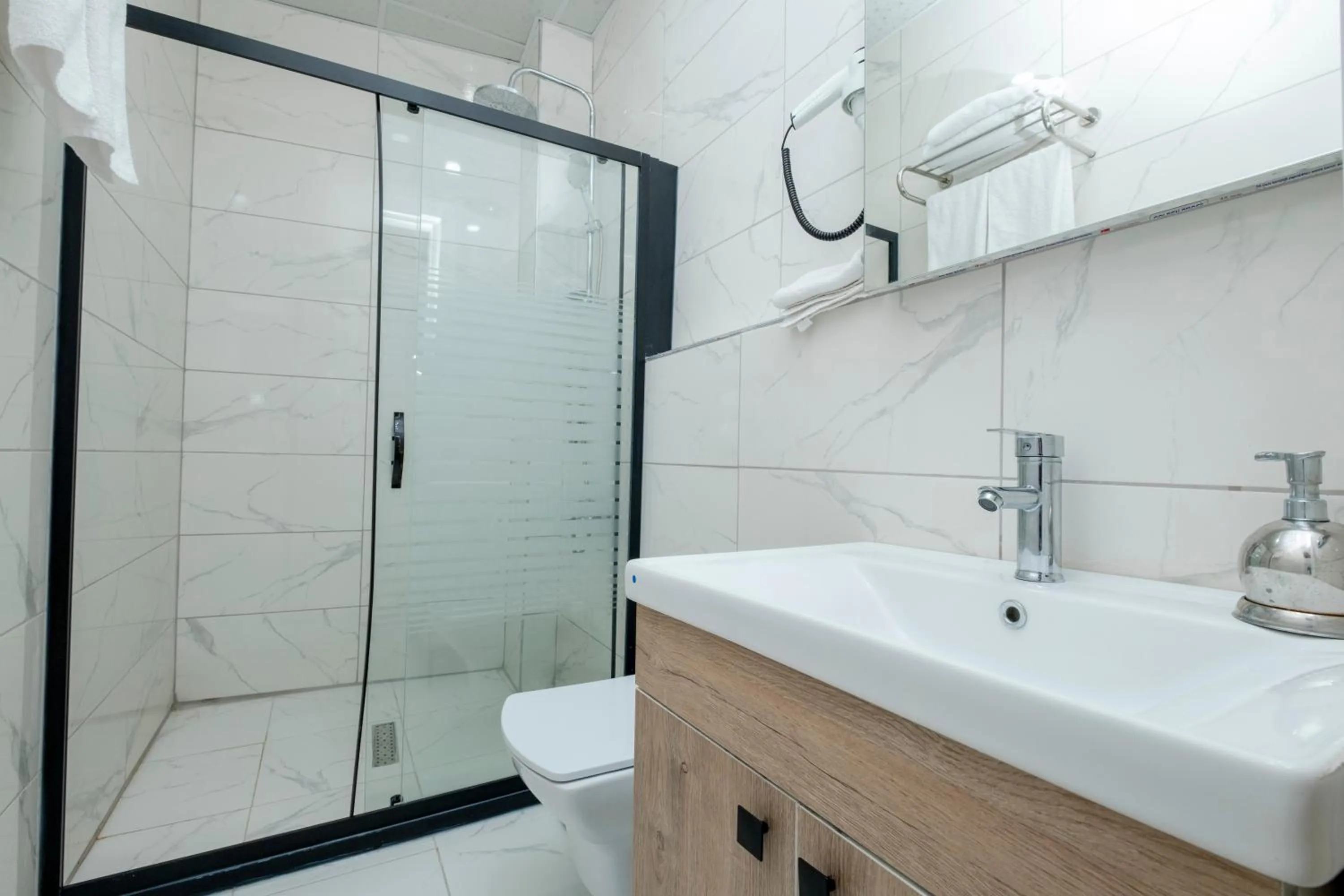 Shower in Lavender Airport Hotel