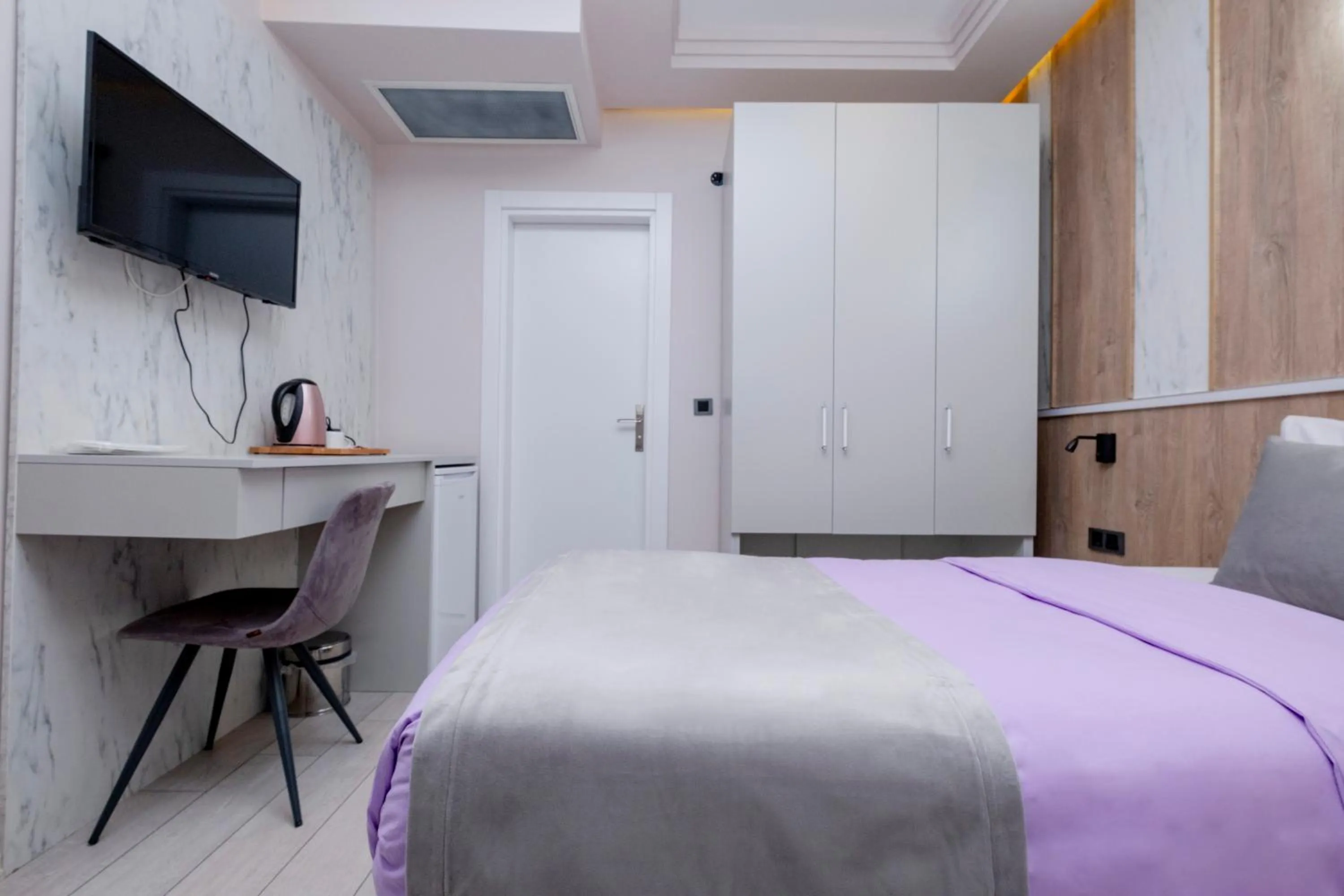 Bed in Lavender Airport Hotel