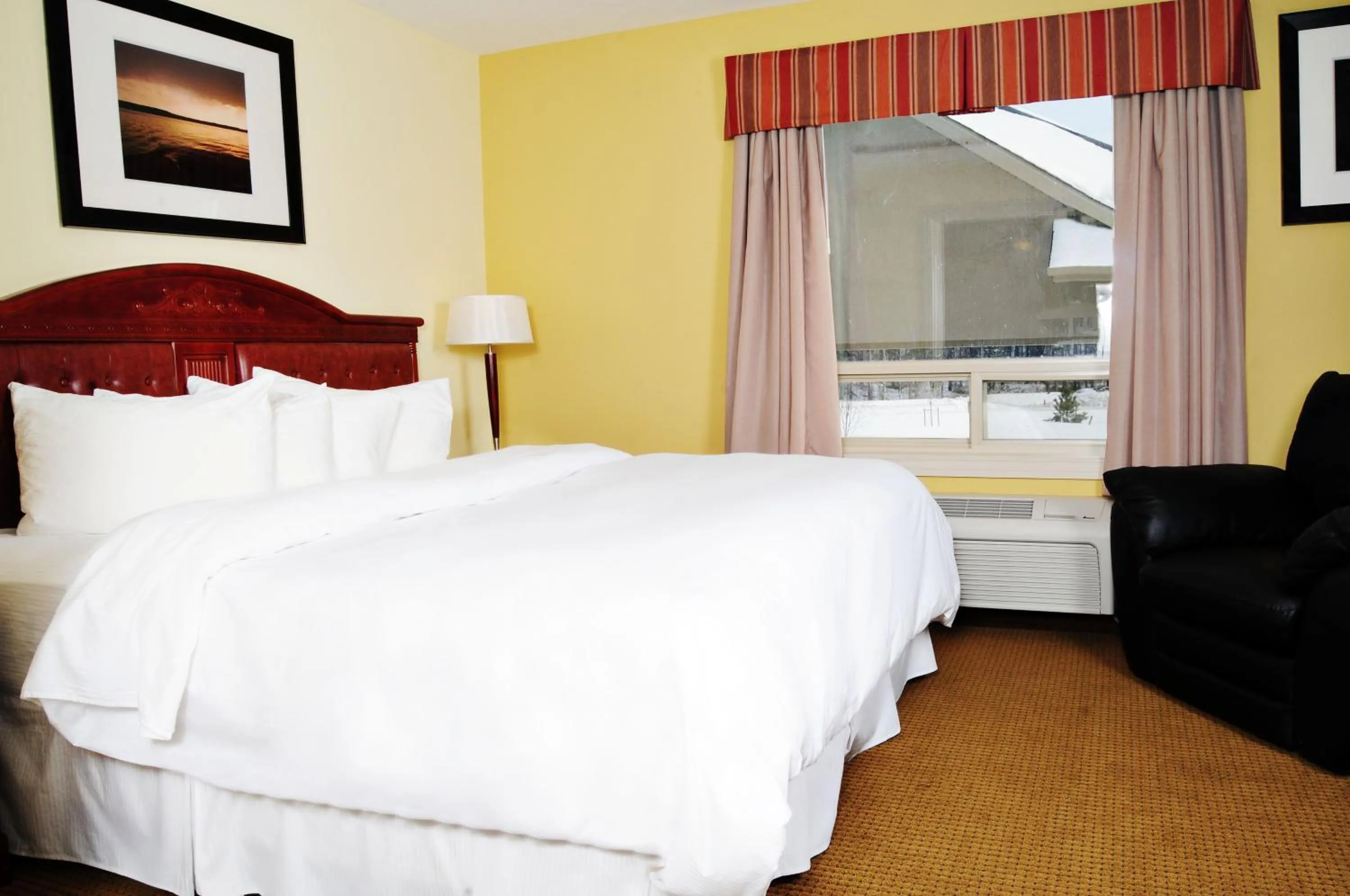 Bed in Trend Mountain Hotel & Conference Centre