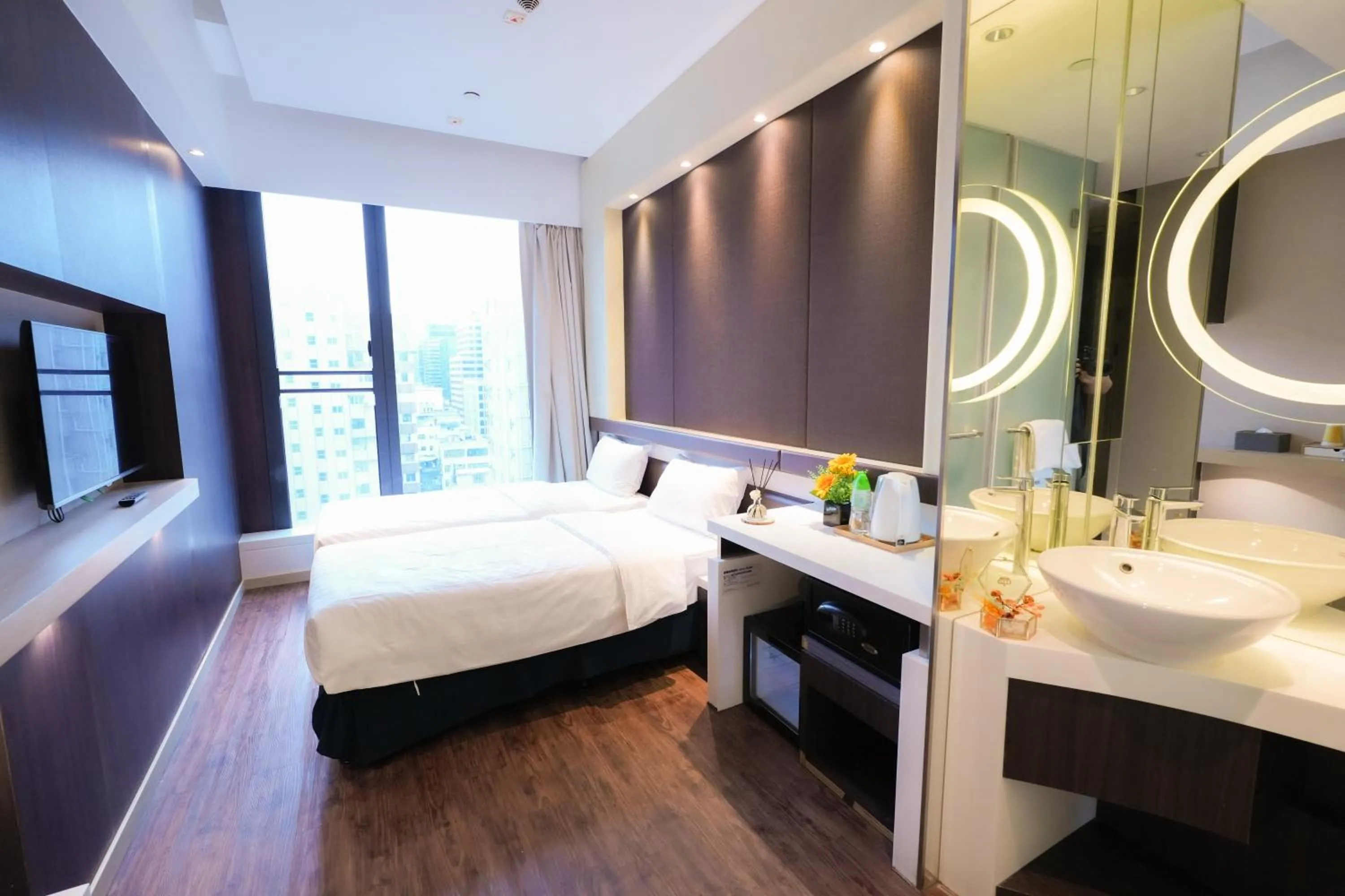 Photo of the whole room, Bed in Epoch Hotel