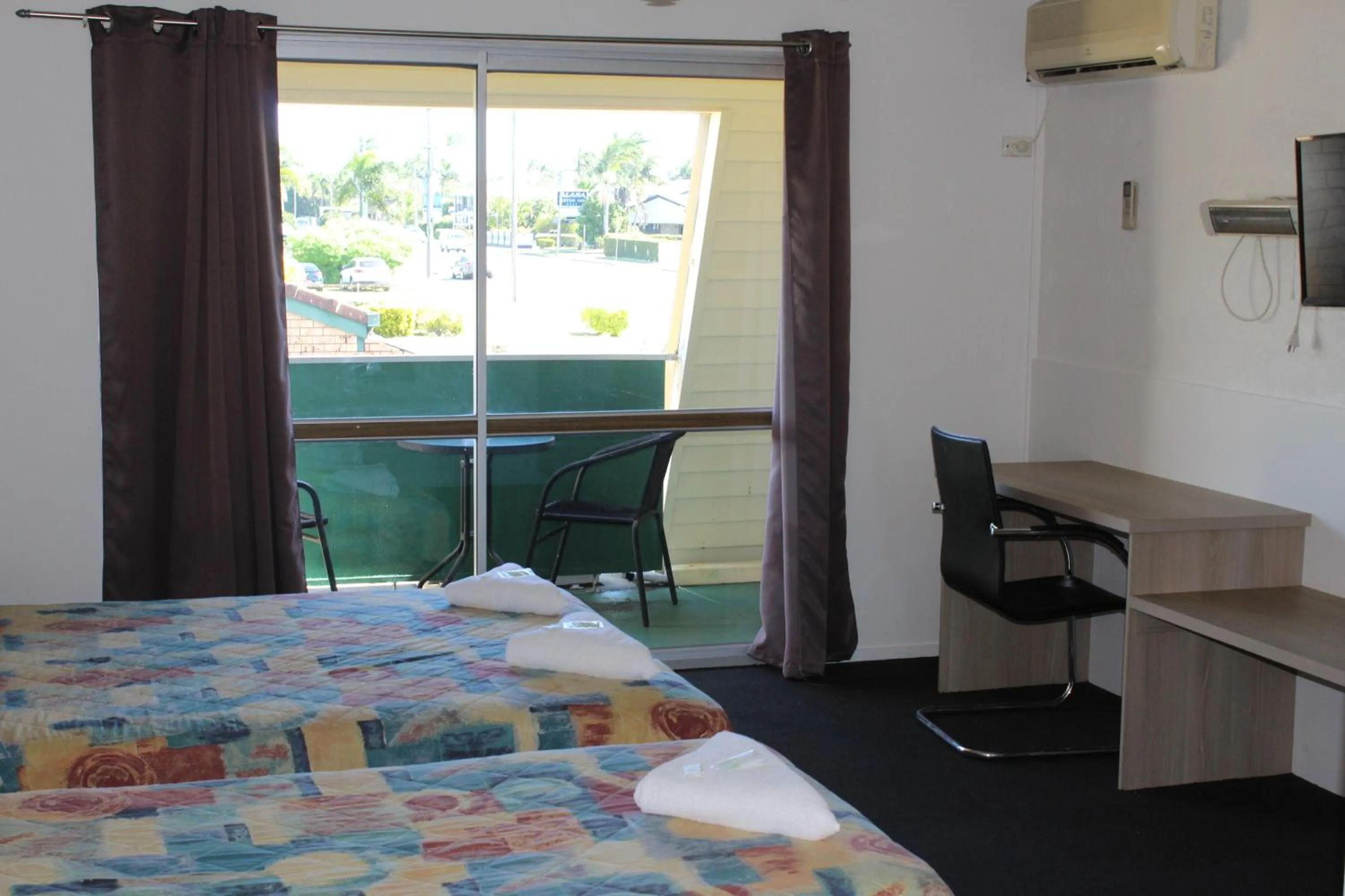Garden view, Bed in Sun Plaza Motel - Mackay