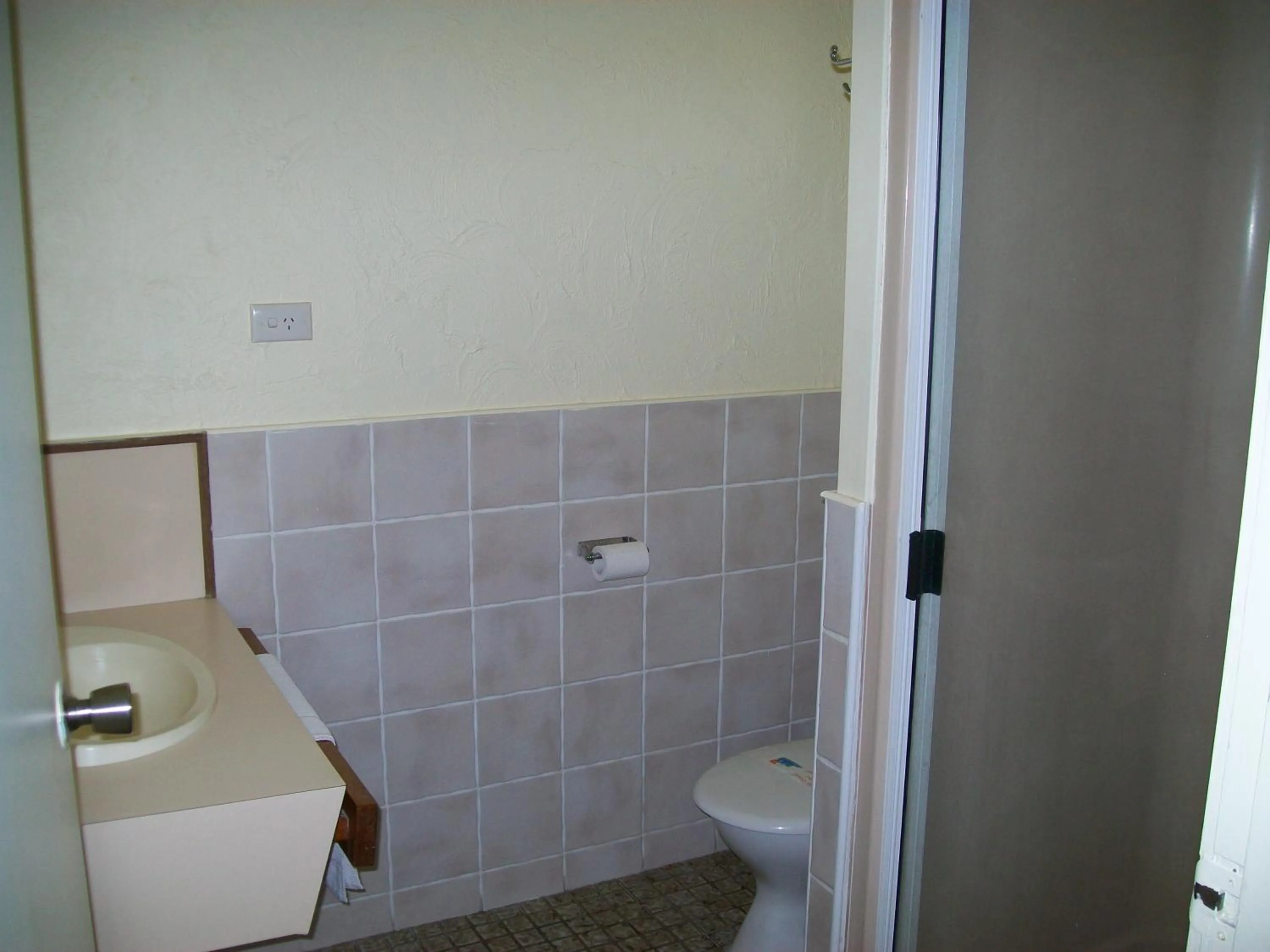 Bathroom in Sun Plaza Motel - Mackay