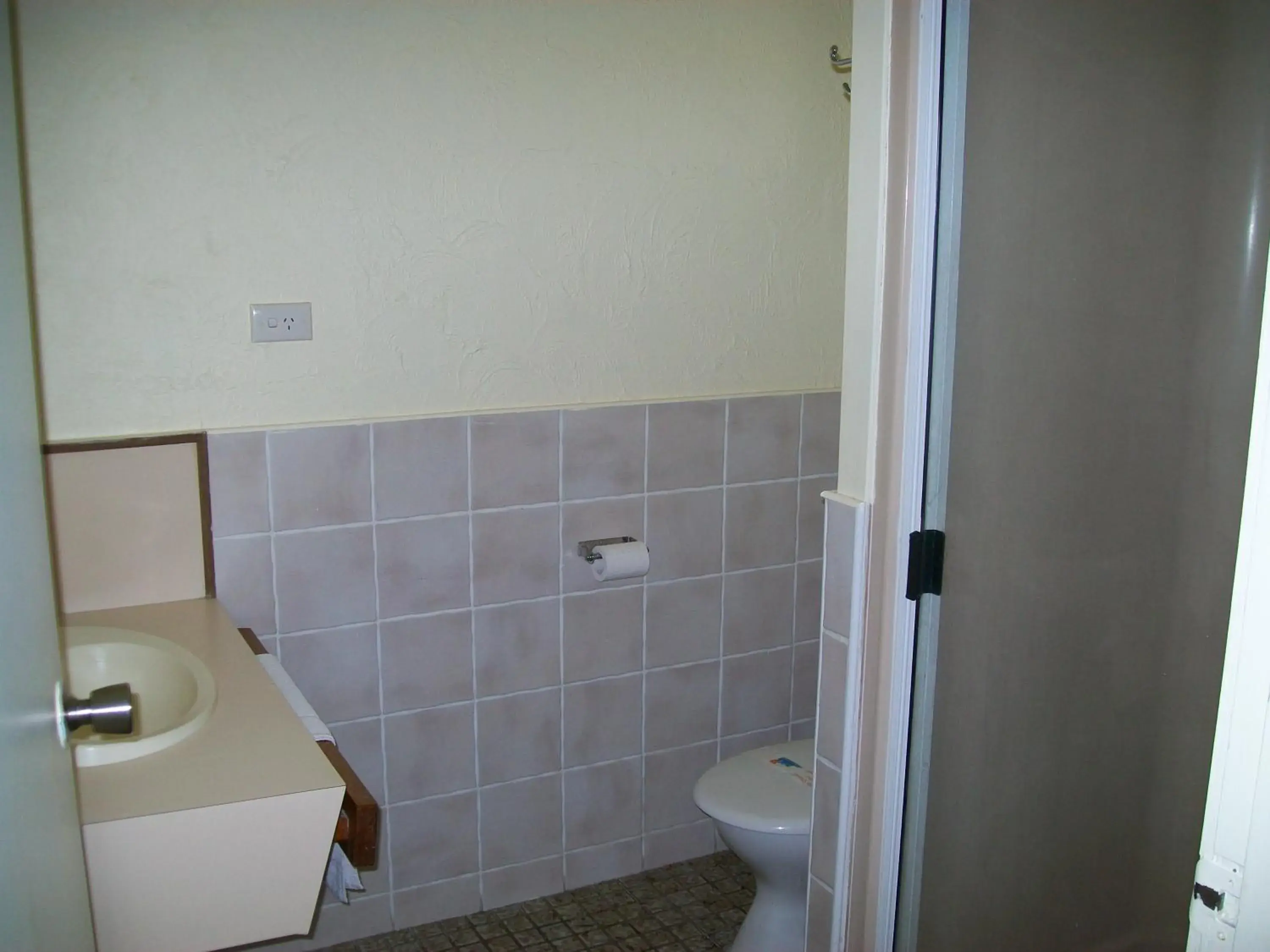 Queen Room with Balcony in Sun Plaza Motel - Mackay Queen Room with Balcony in Sun Plaza Motel - Mackay