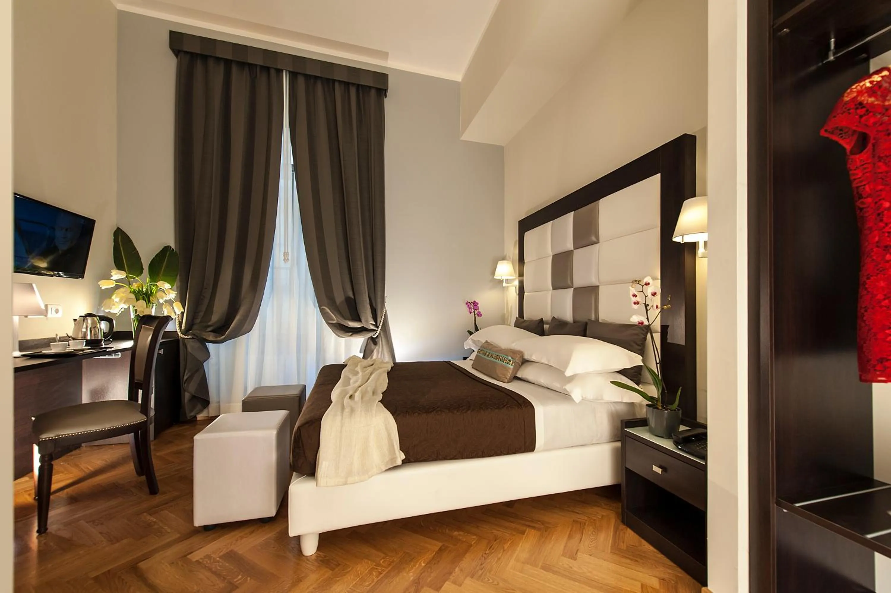 Photo of the whole room, Bed in DVE Suite Rome