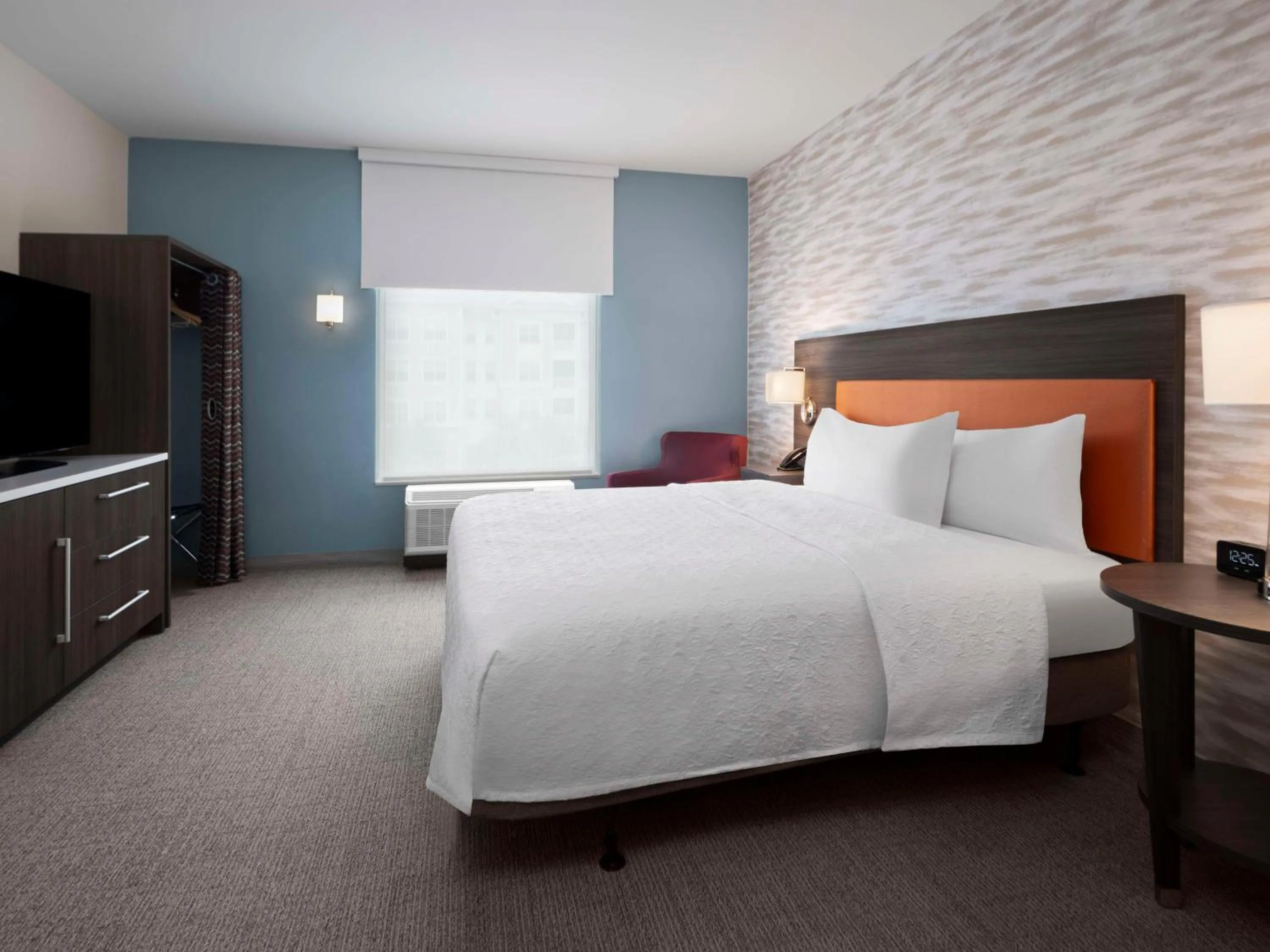 Bed in Home2 Suites by Hilton Orlando South Davenport