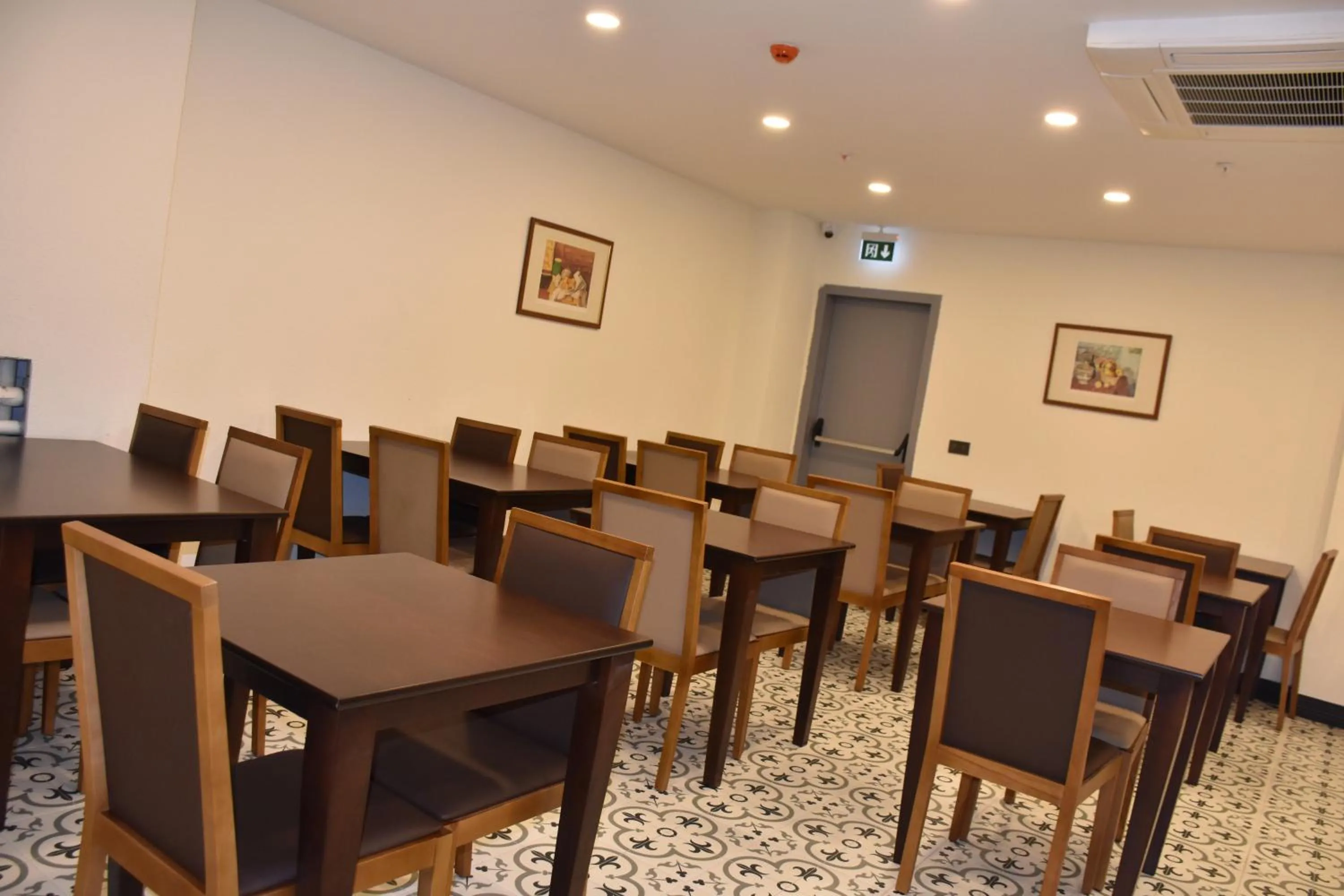 Restaurant/places to eat in Shishly Palace Hotel