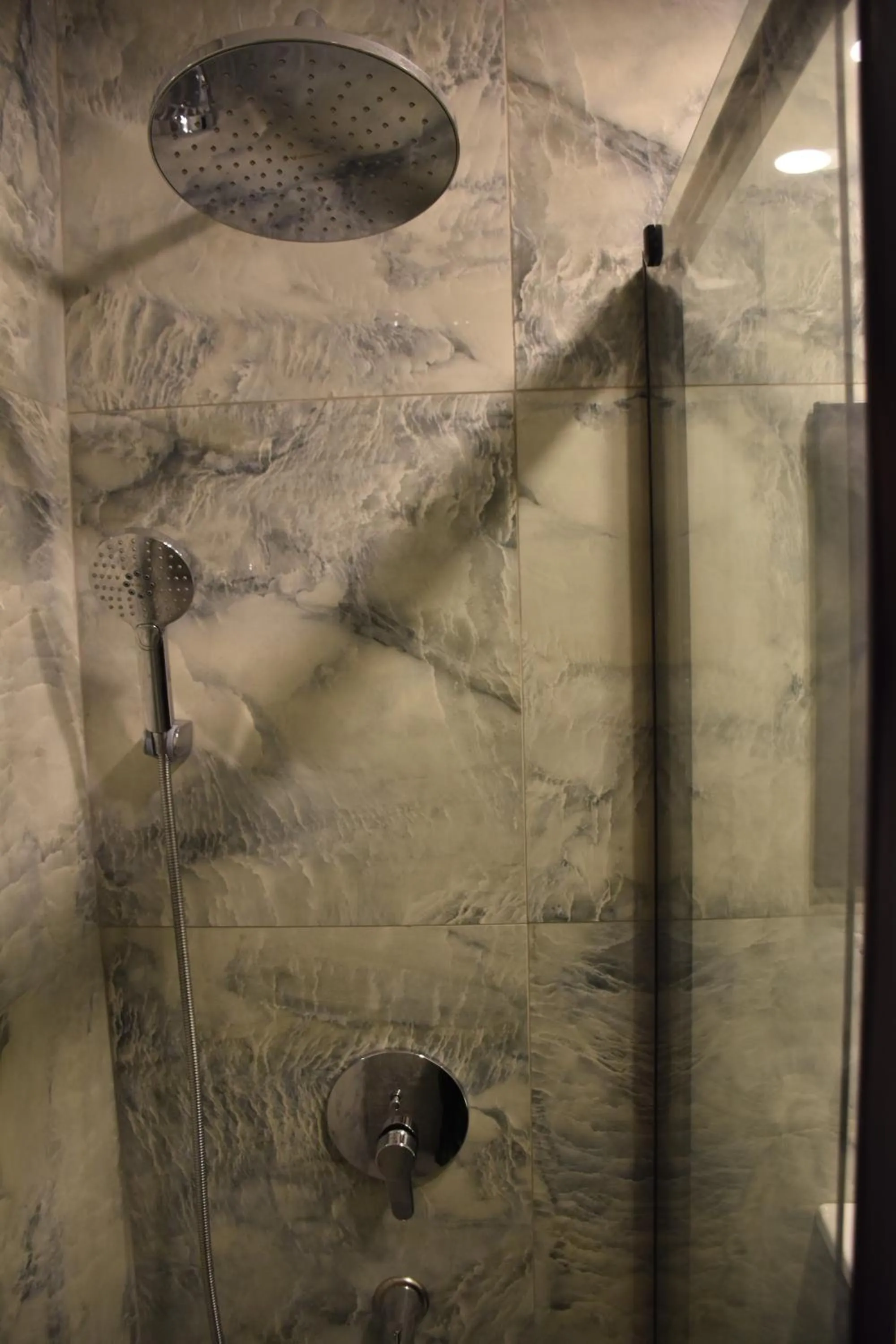 Shower in Shishly Palace Hotel