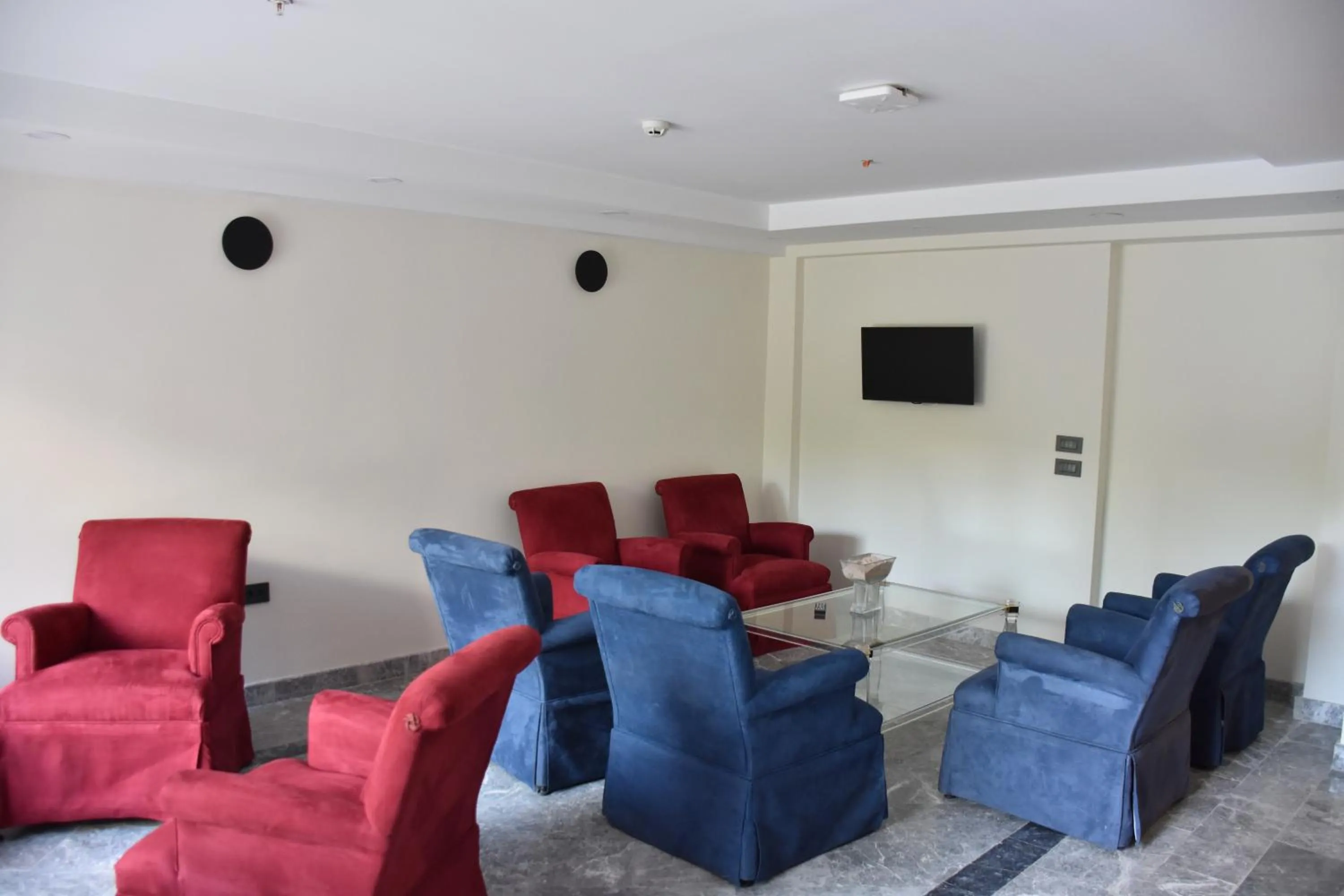 TV and multimedia in Shishly Palace Hotel