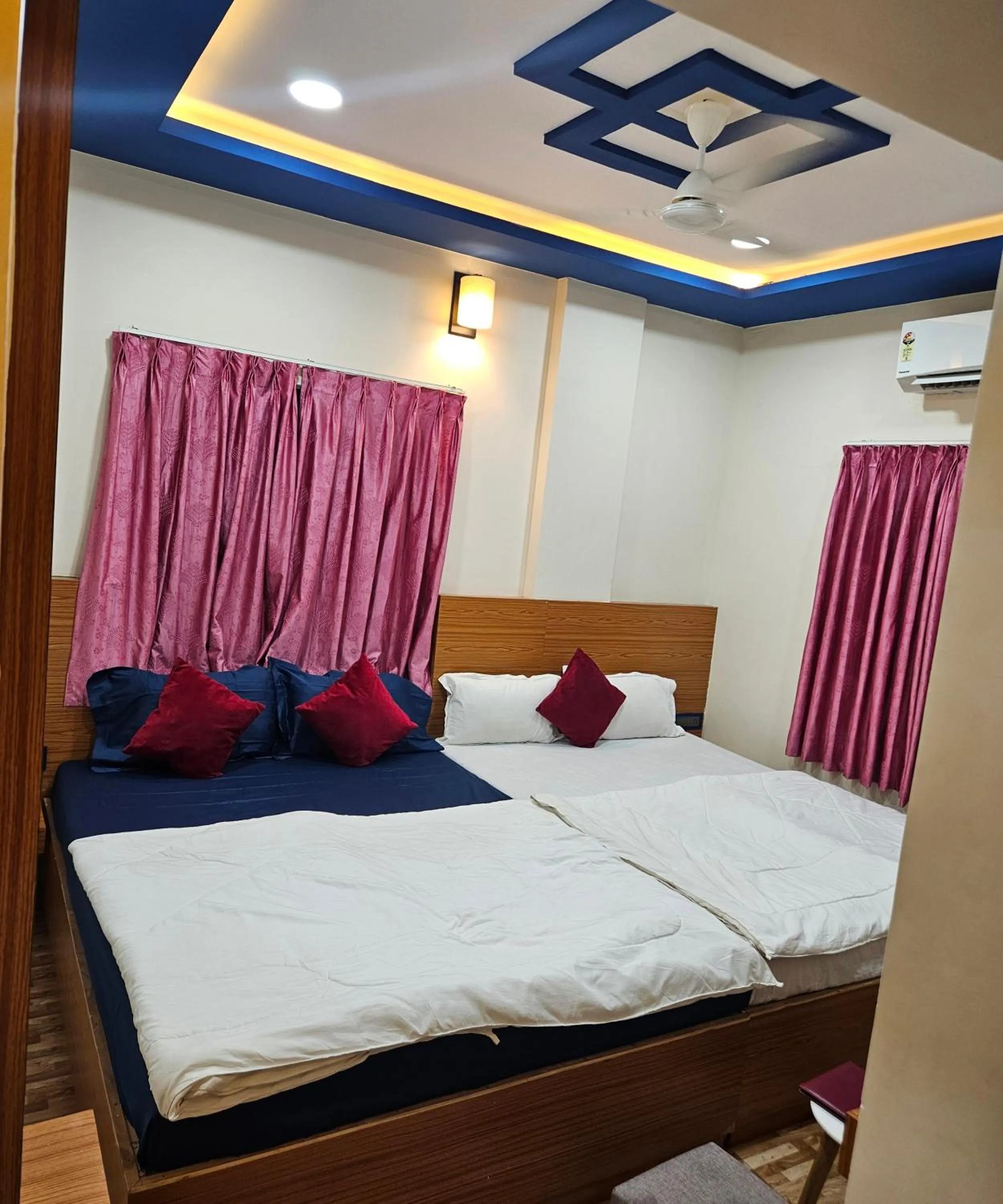 Bed in Hotel Sai Dakshina Inn & The Fern Restaurant