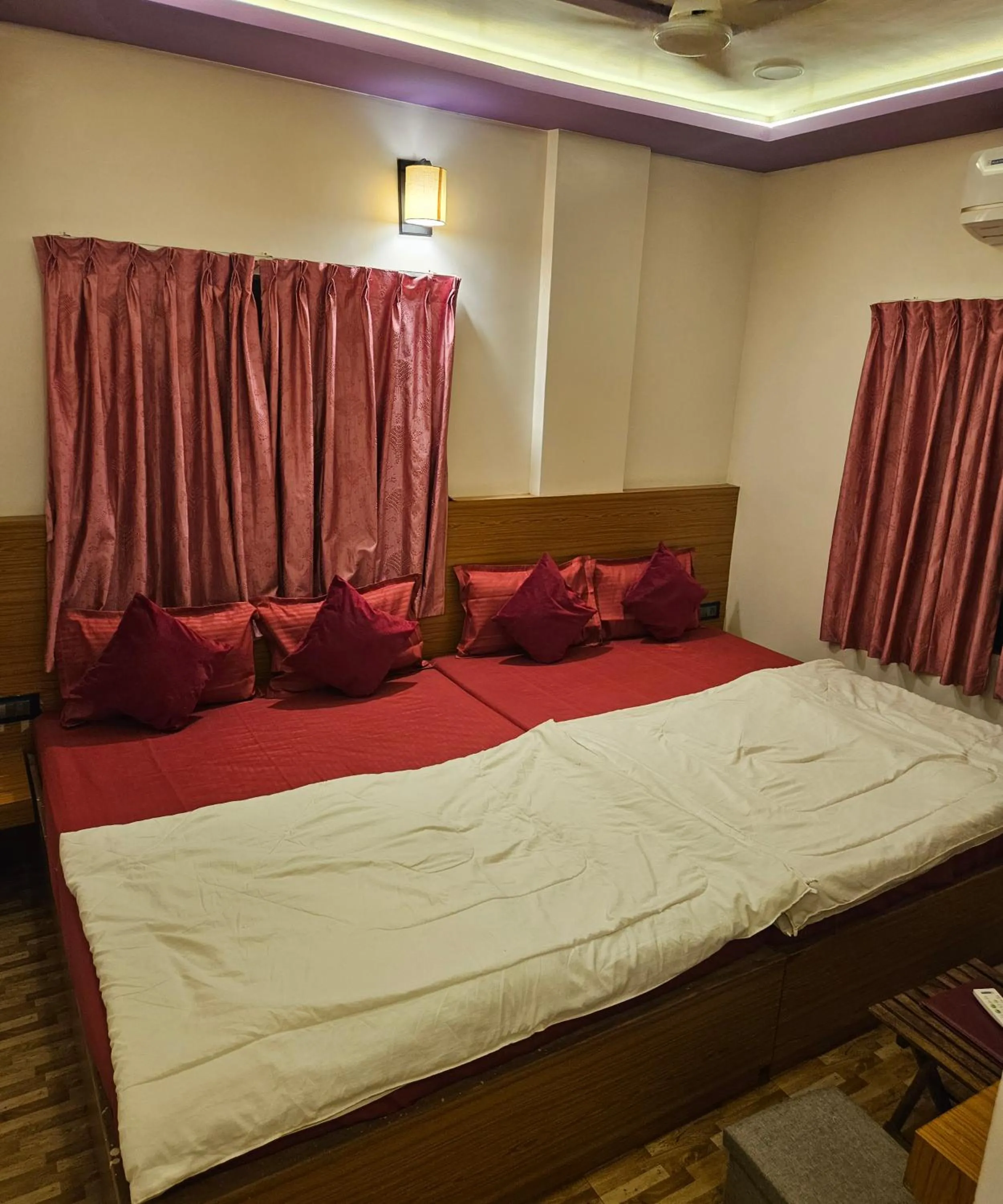 Bed in Hotel Sai Dakshina Inn & The Fern Restaurant