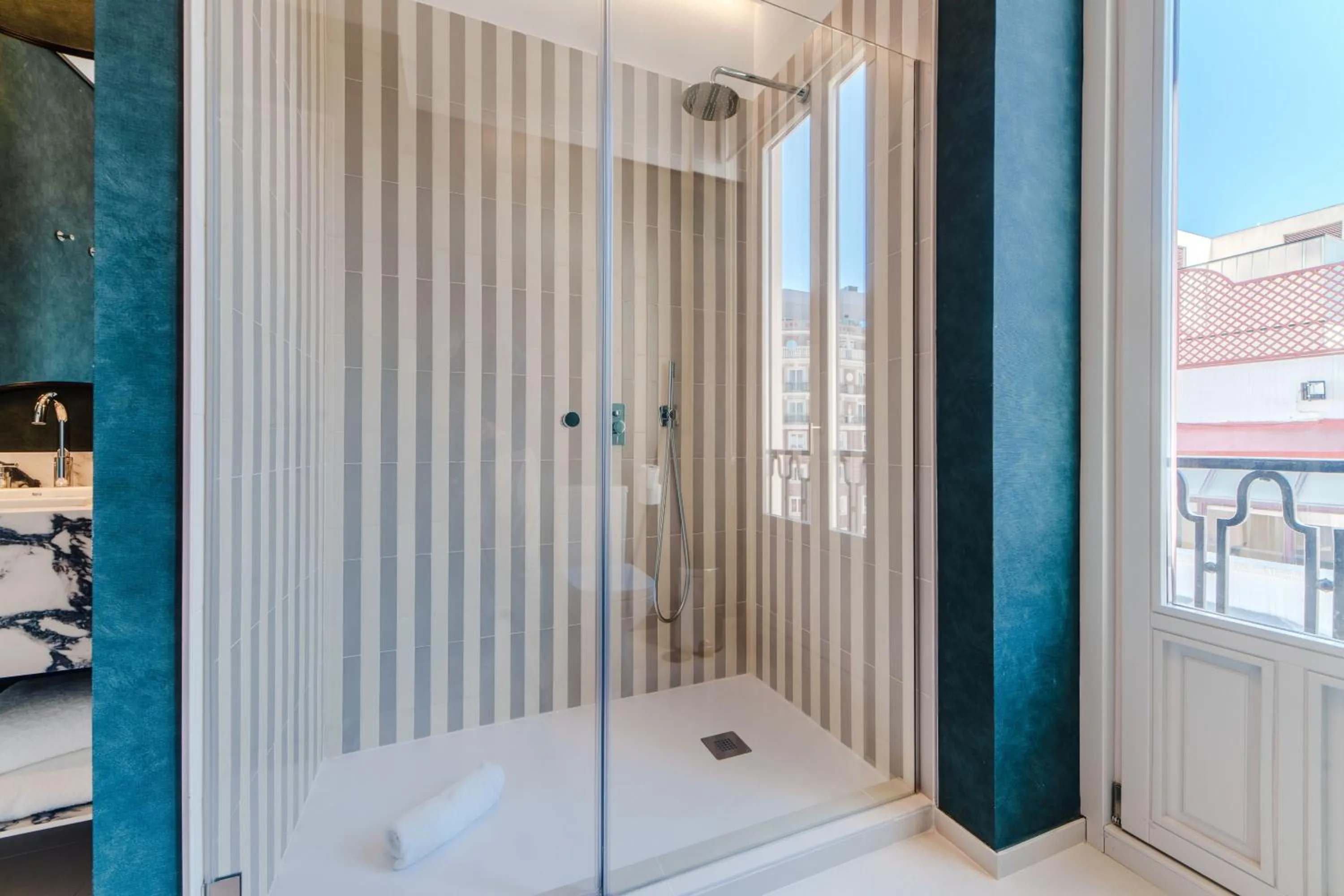 Shower in Apartamentos Soho Boutique Hoy No Me Puedo Levantar