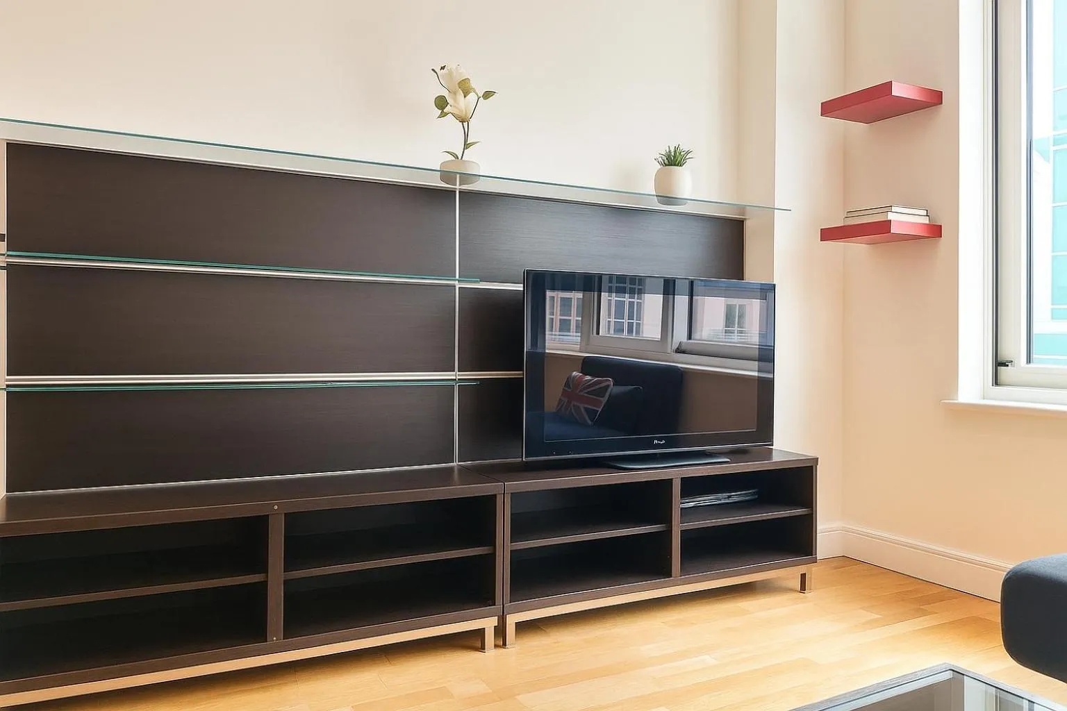 TV and multimedia in Still Life - Vauxhall