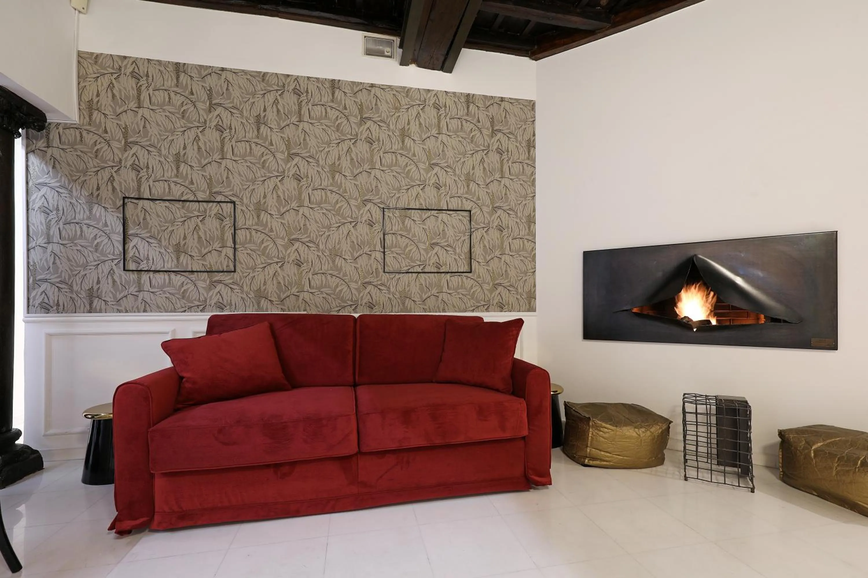 flat iron in Luxury Gambero apartment