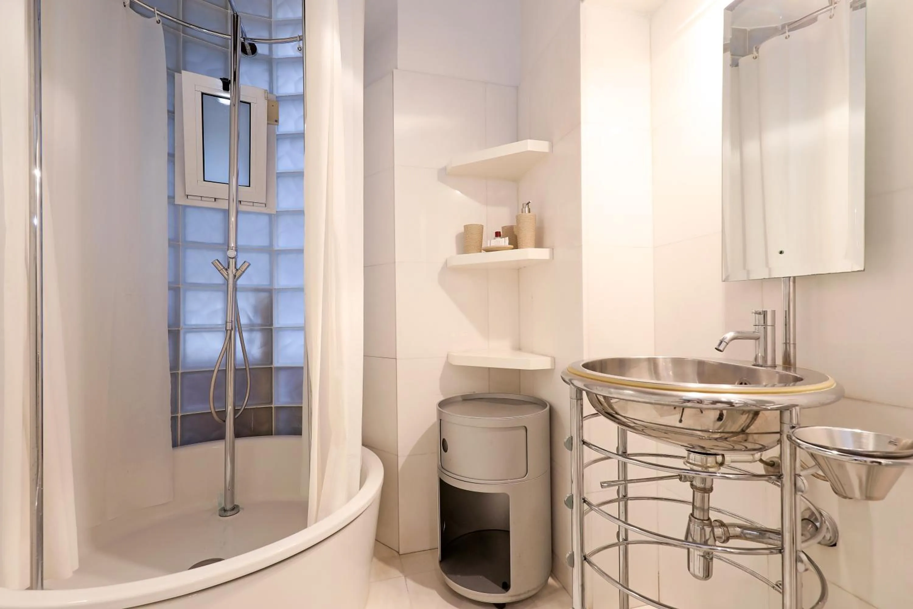 Shower in Luxury Gambero apartment