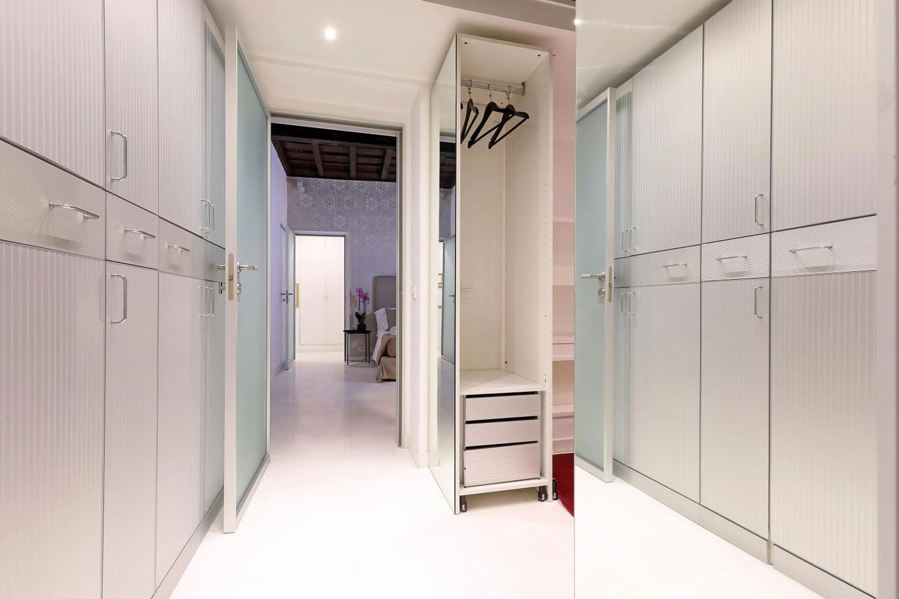 wardrobe in Luxury Gambero apartment