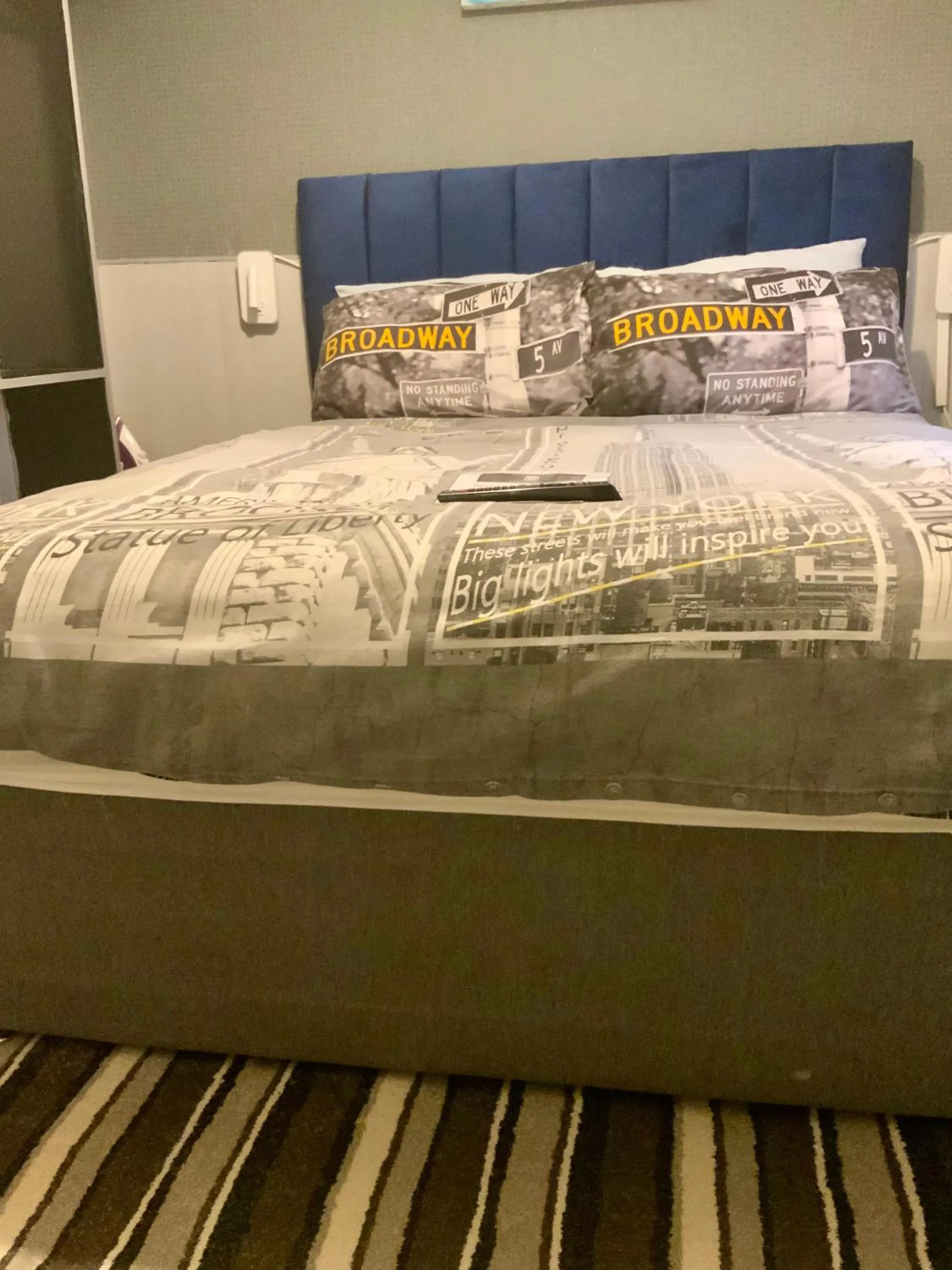 Bedroom, Bed in Bromptons