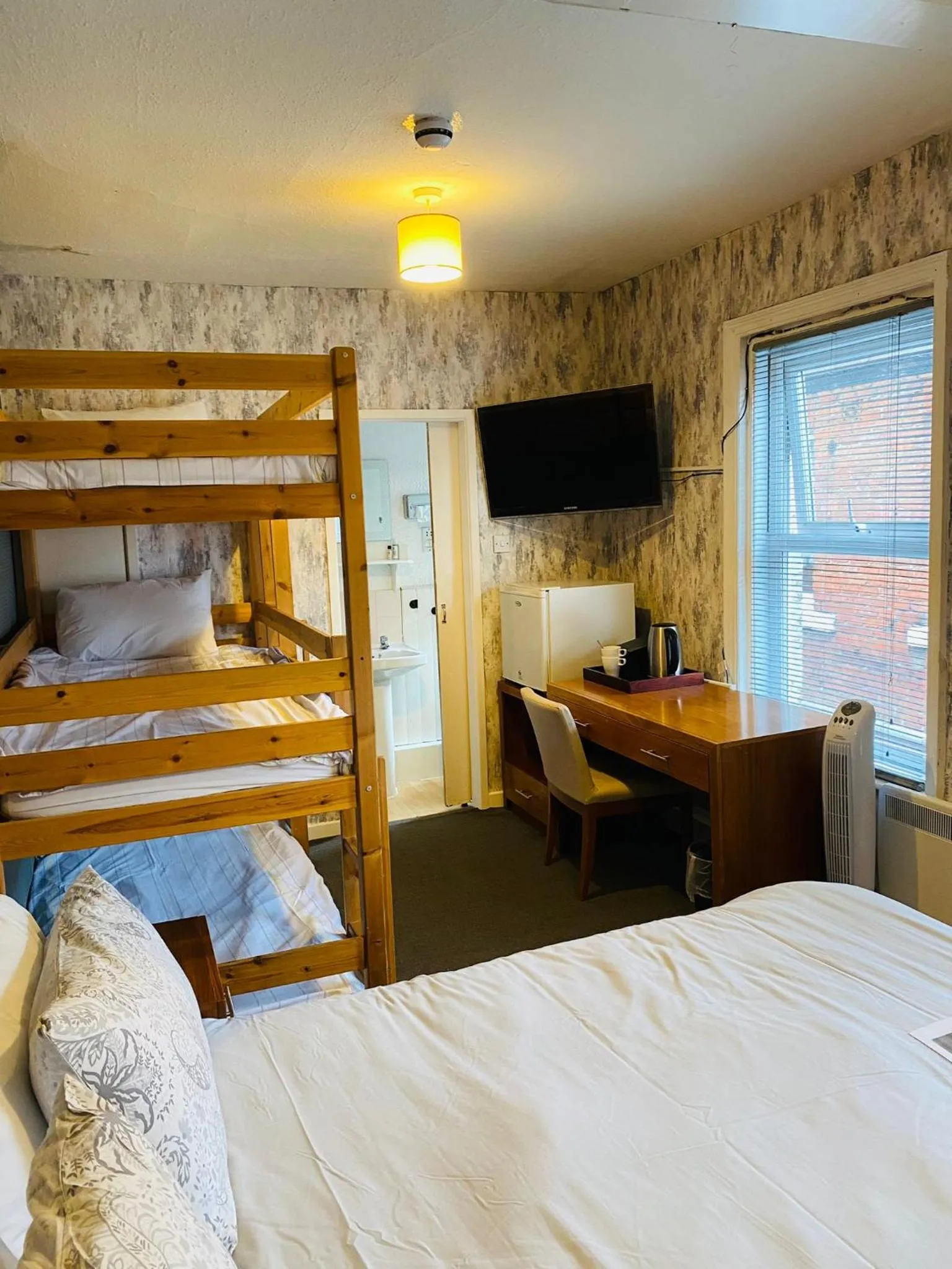 Seating area, Bed in Bromptons