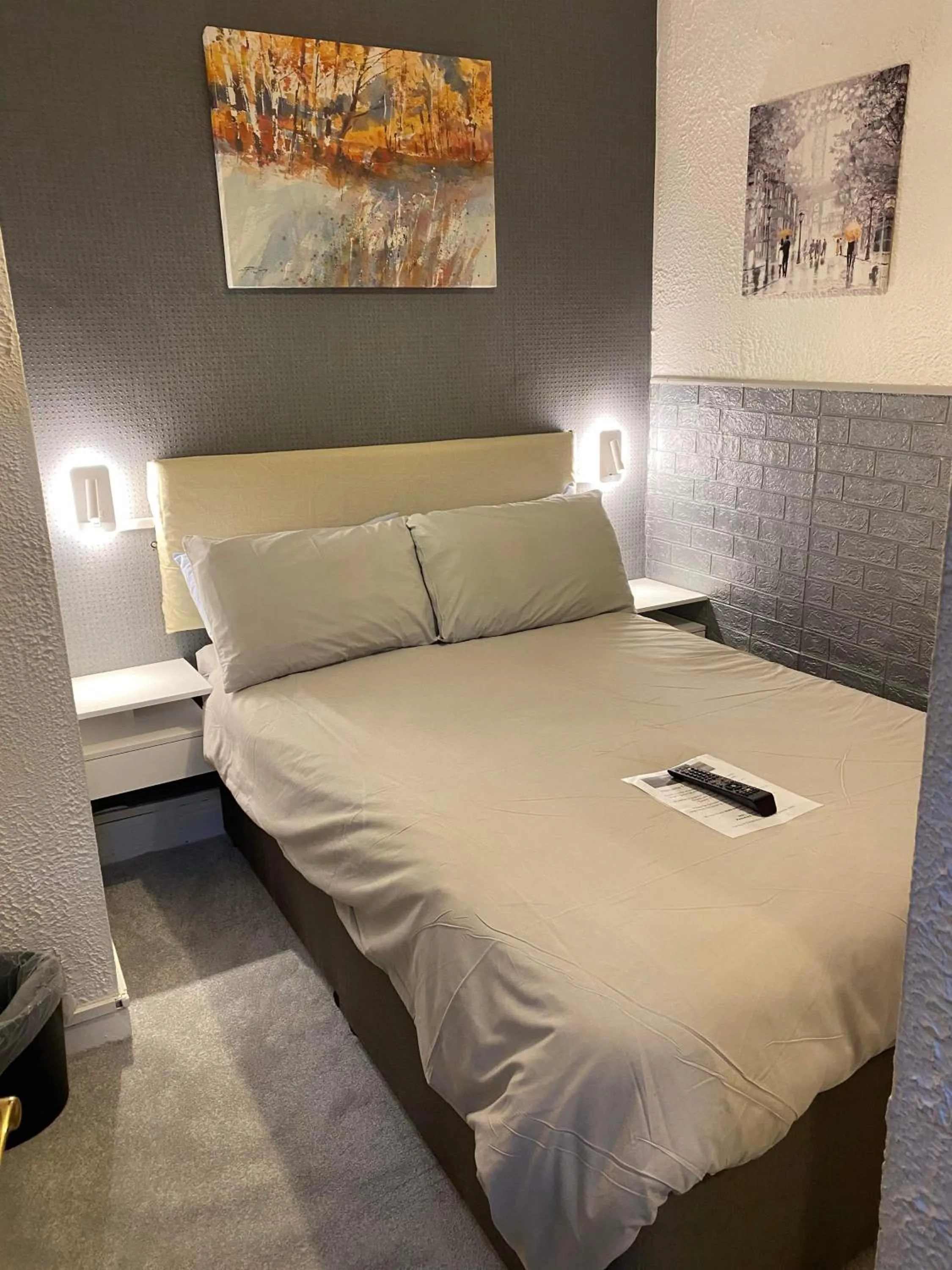 Bedroom, Bed in Bromptons