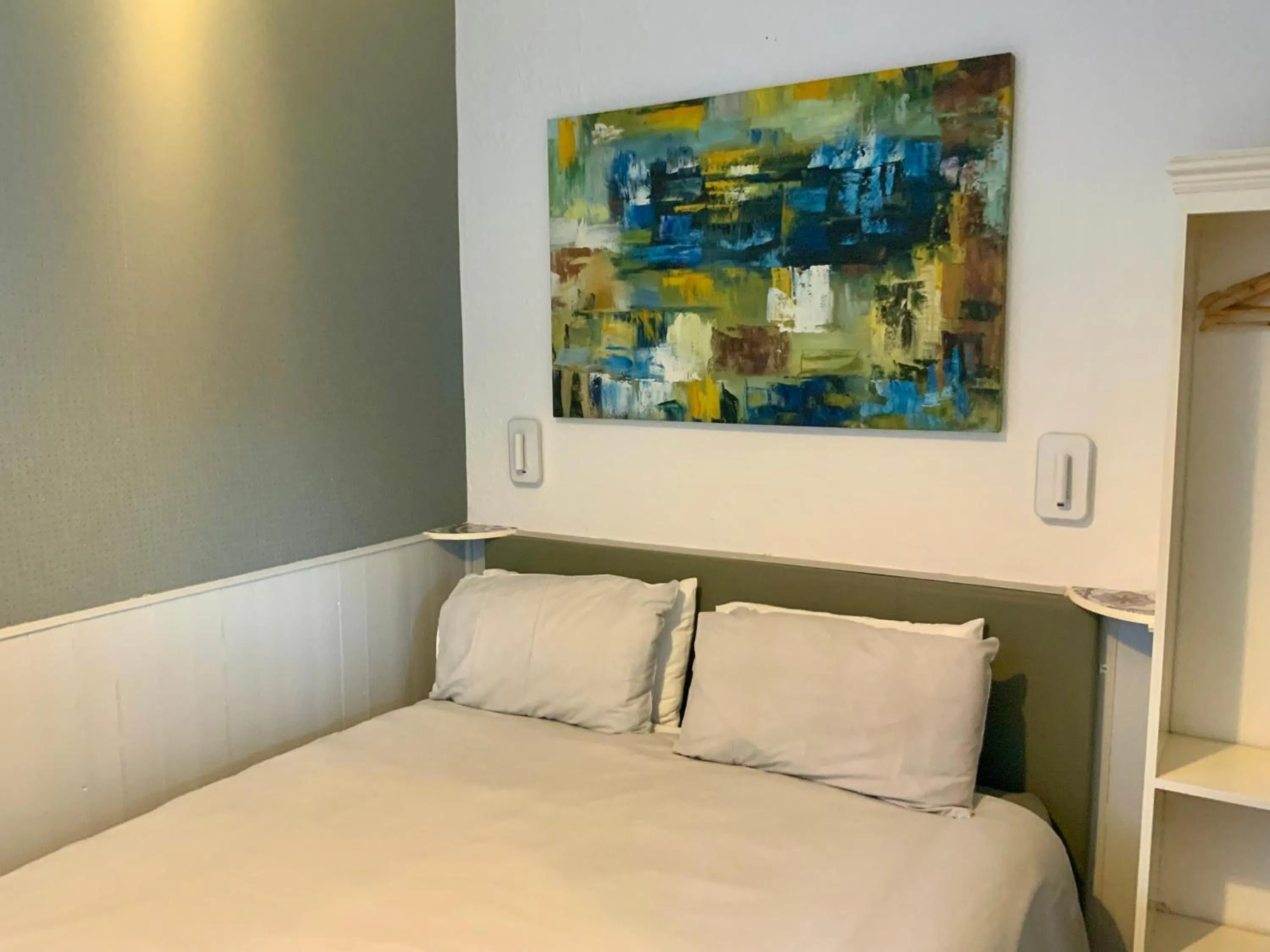 Bedroom, Bed in Bromptons