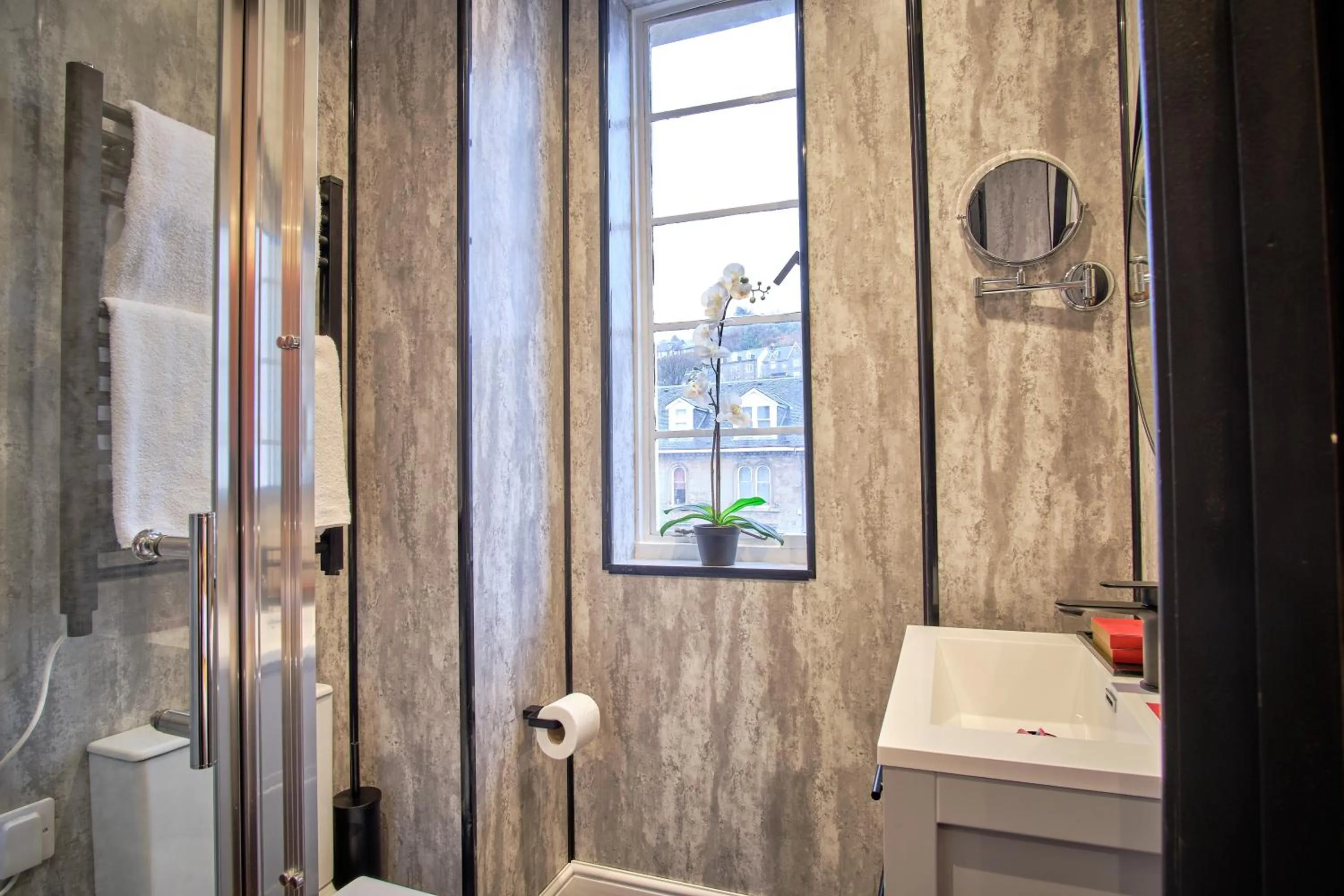 Bathroom in Muthu Oban Regent Hotel