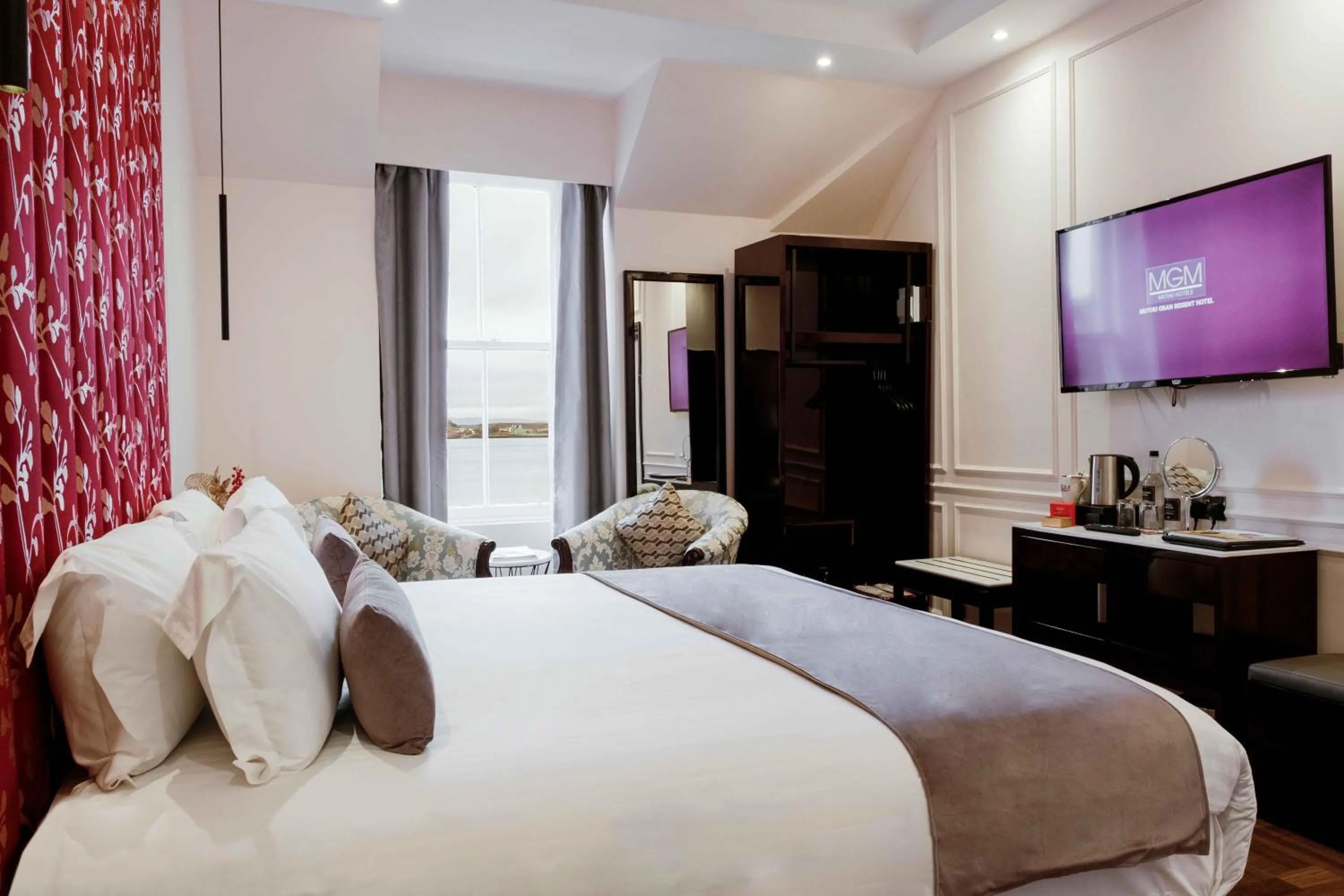 TV and multimedia, Bed in Muthu Oban Regent Hotel