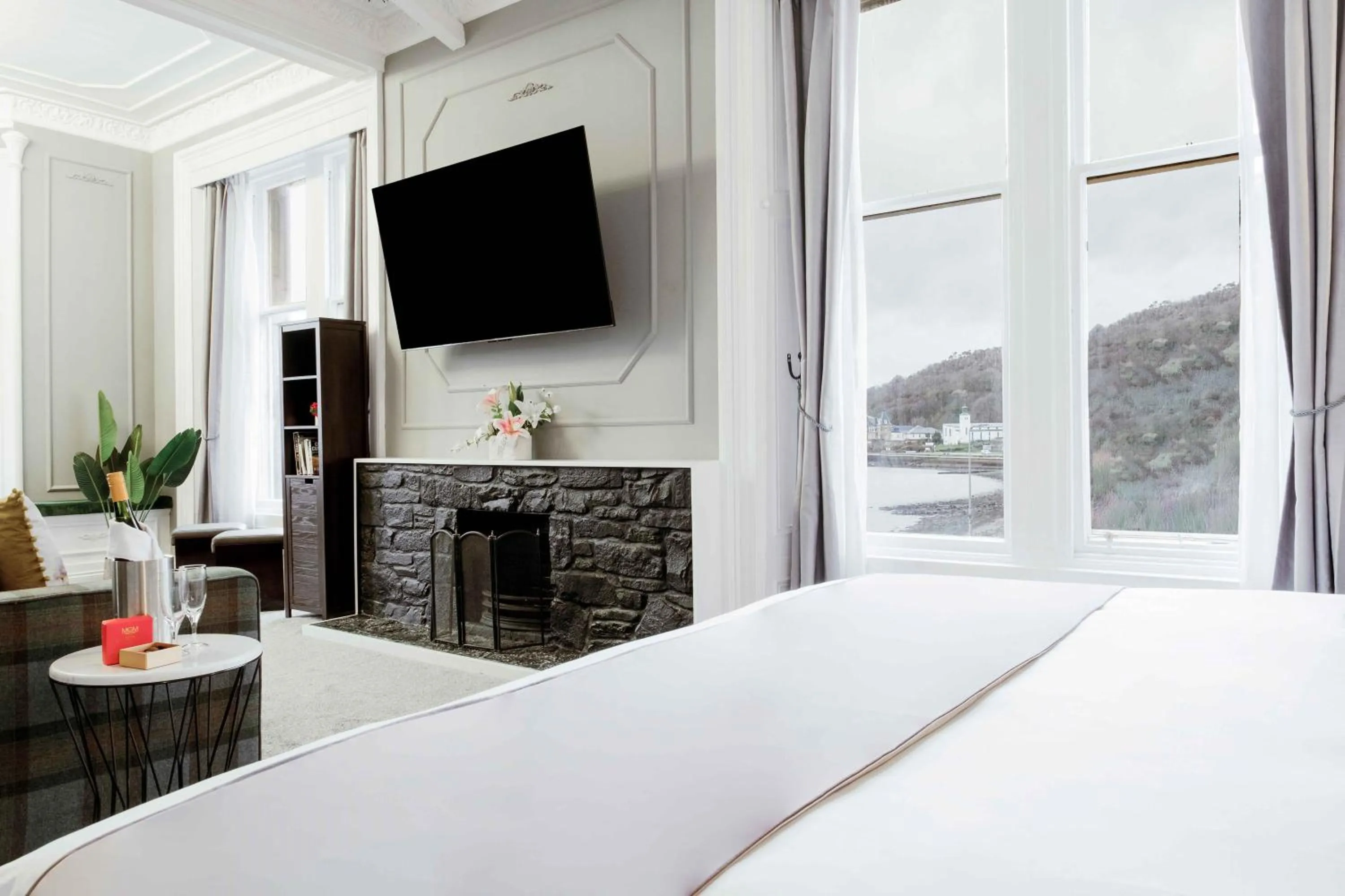 Communal lounge/ TV room, Bed in Muthu Oban Regent Hotel