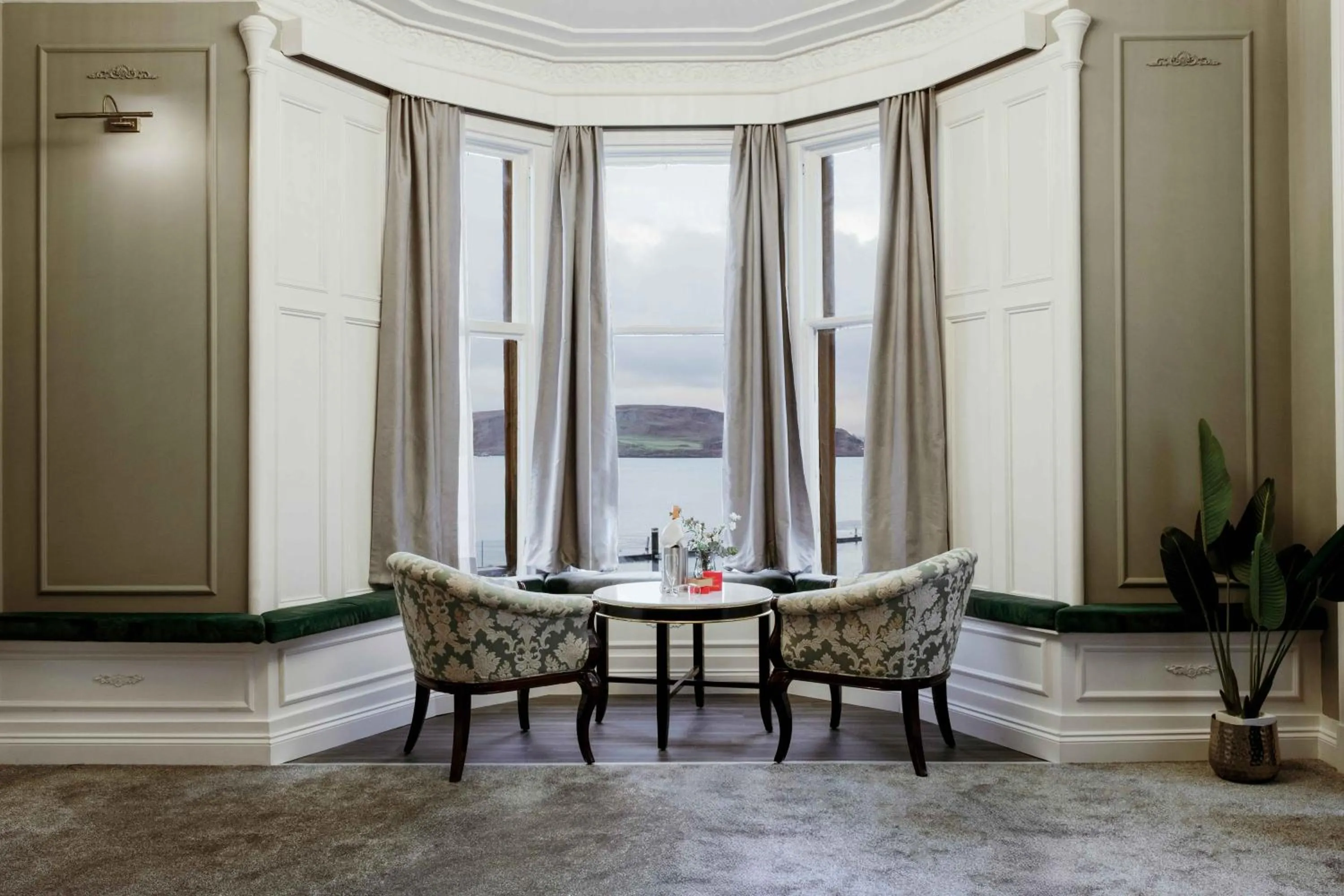 Seating area in Muthu Oban Regent Hotel