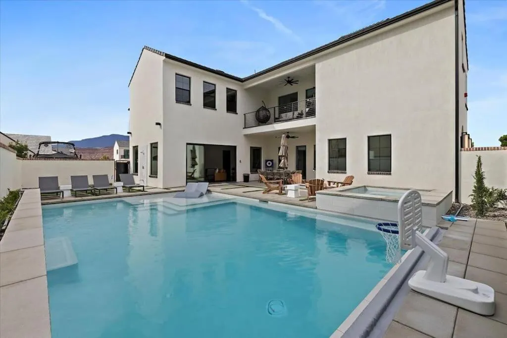 Hot Tub in Casa Blanca luxury Villa Private pool sleeps 30!