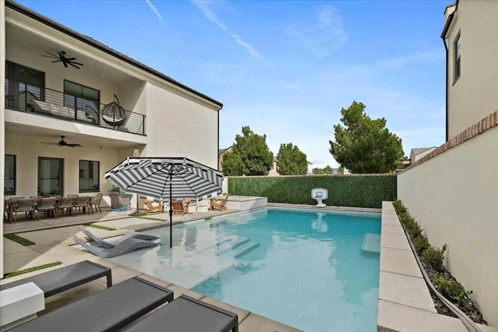 Swimming pool in Casa Blanca luxury Villa Private pool sleeps 30!