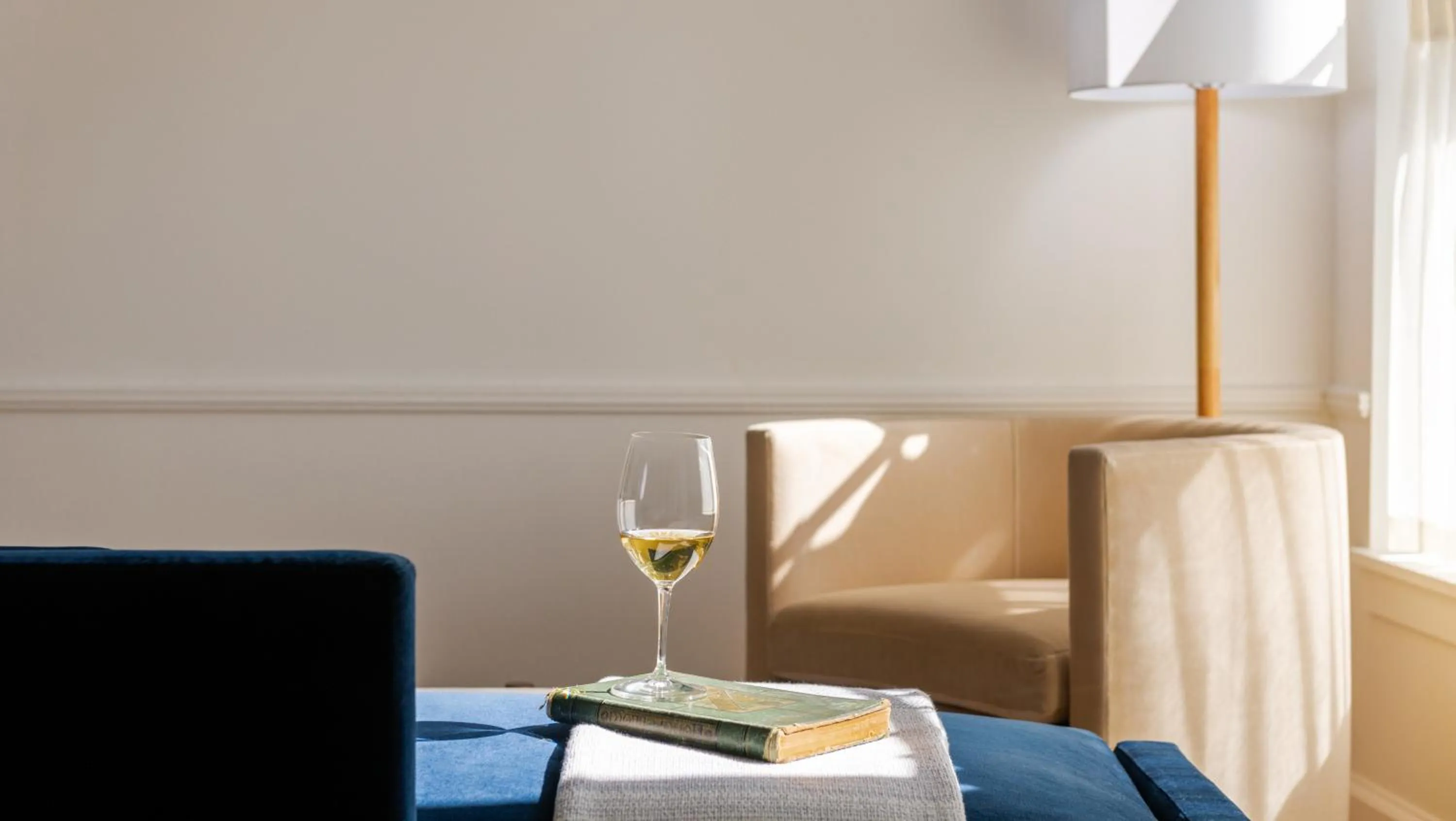 Living room in Longfellow Hotel