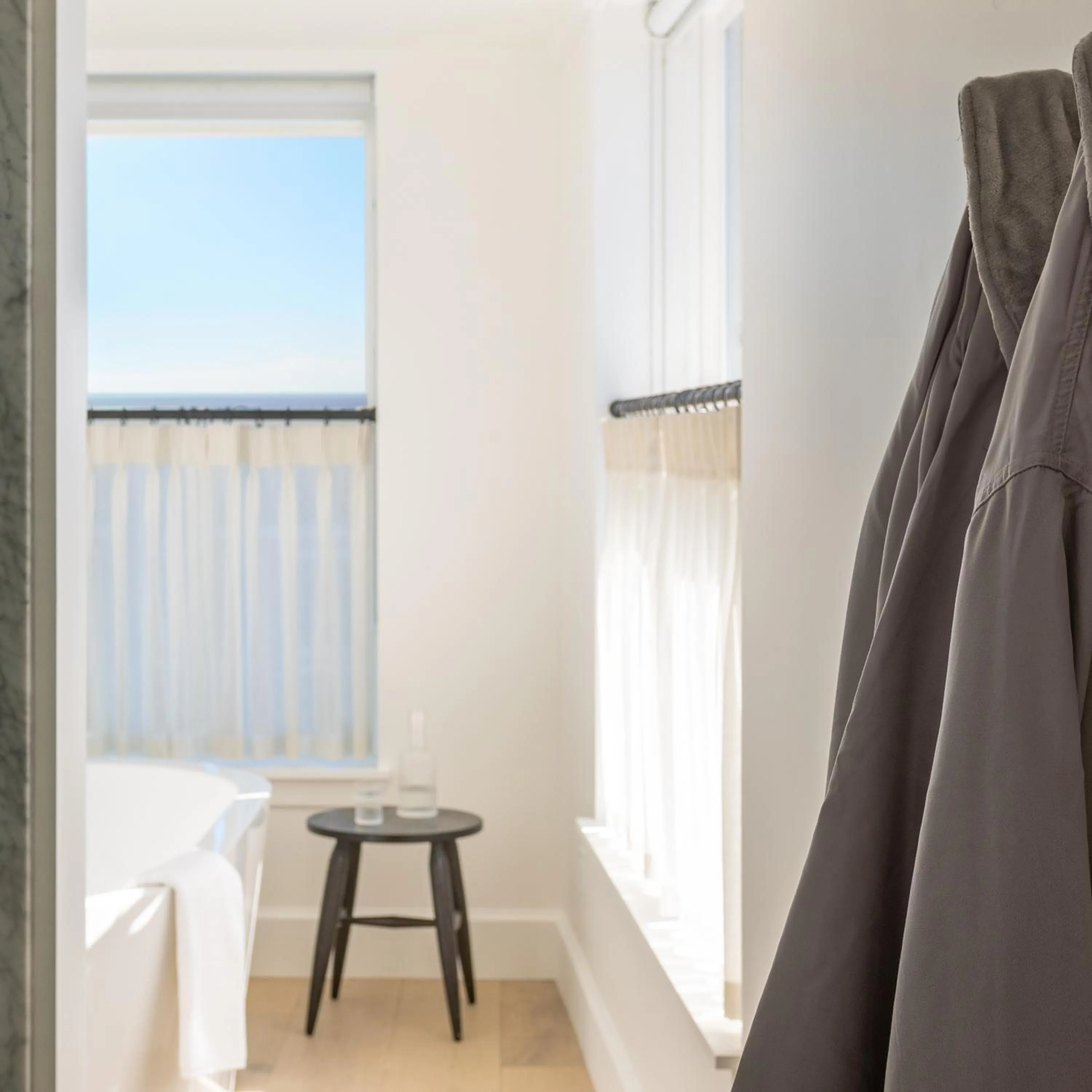 Bathroom, Bed in Longfellow Hotel