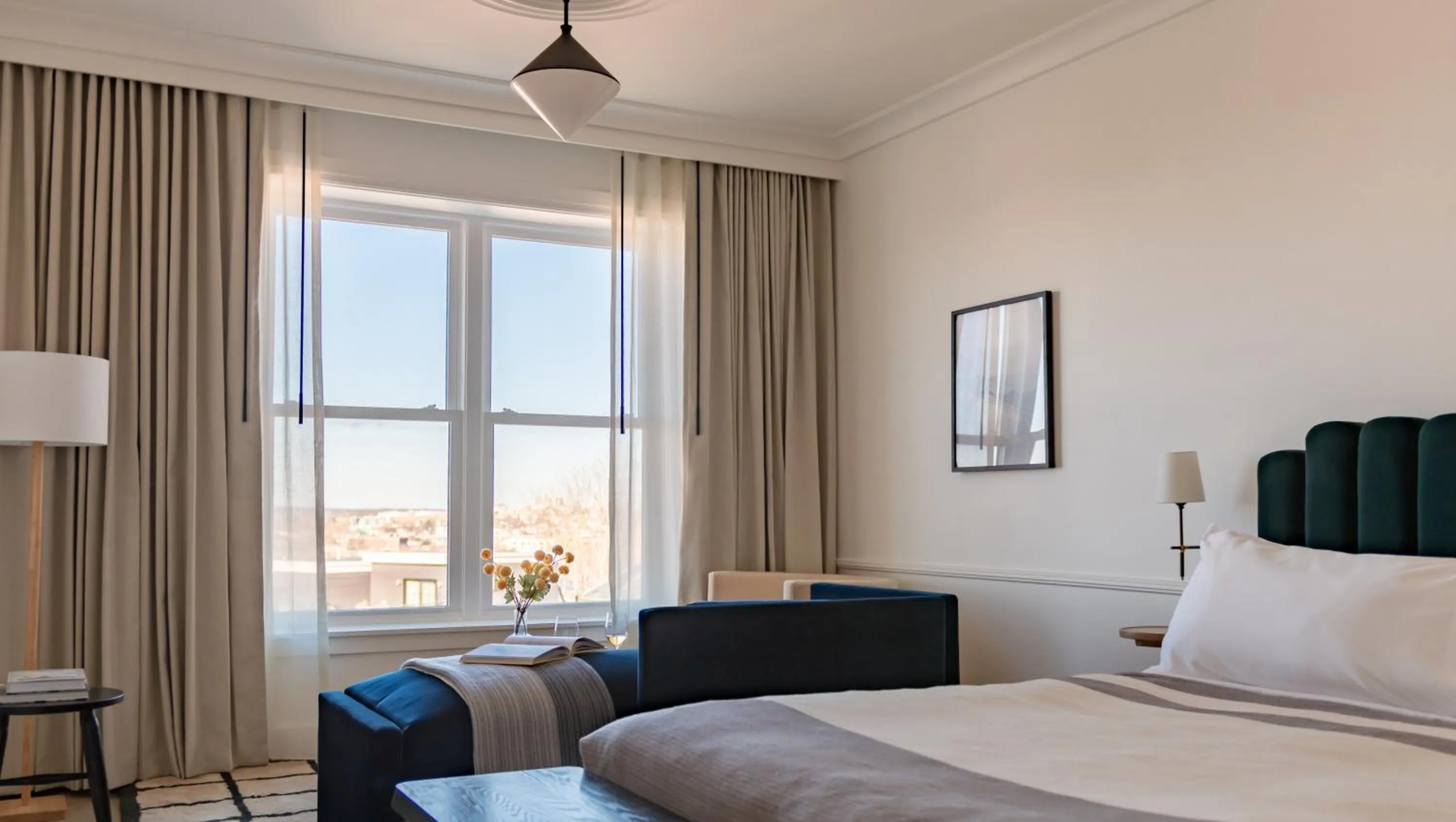 City view, Bed in Longfellow Hotel