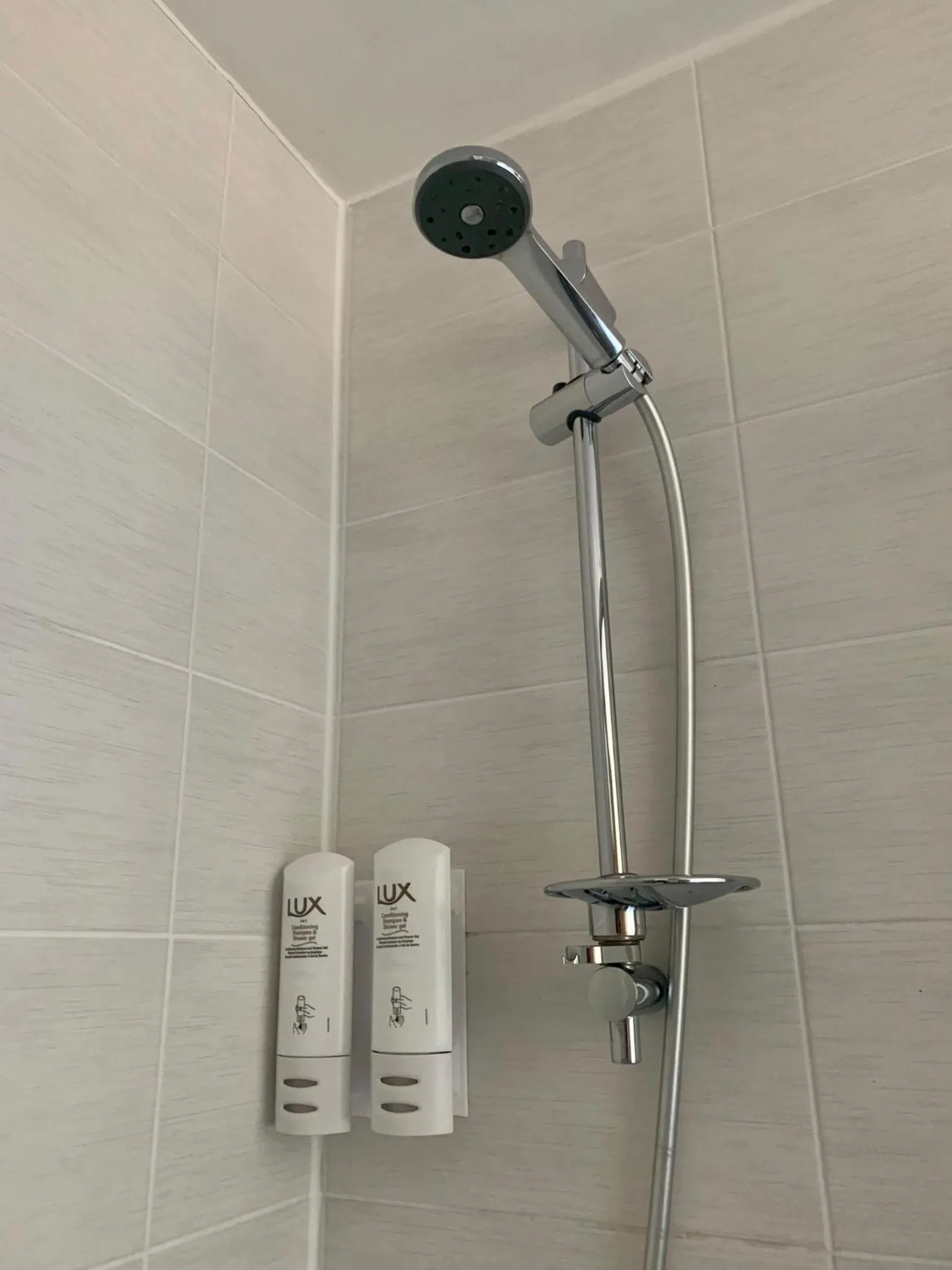 Shower in Newburgh Inn