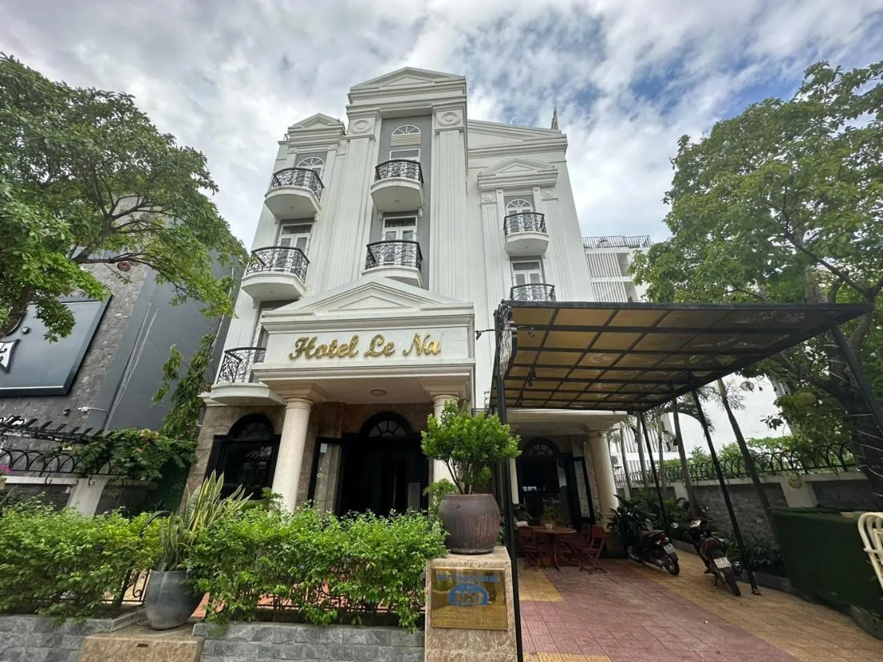 Facade/entrance in Capital O 1183 Villa Le Na