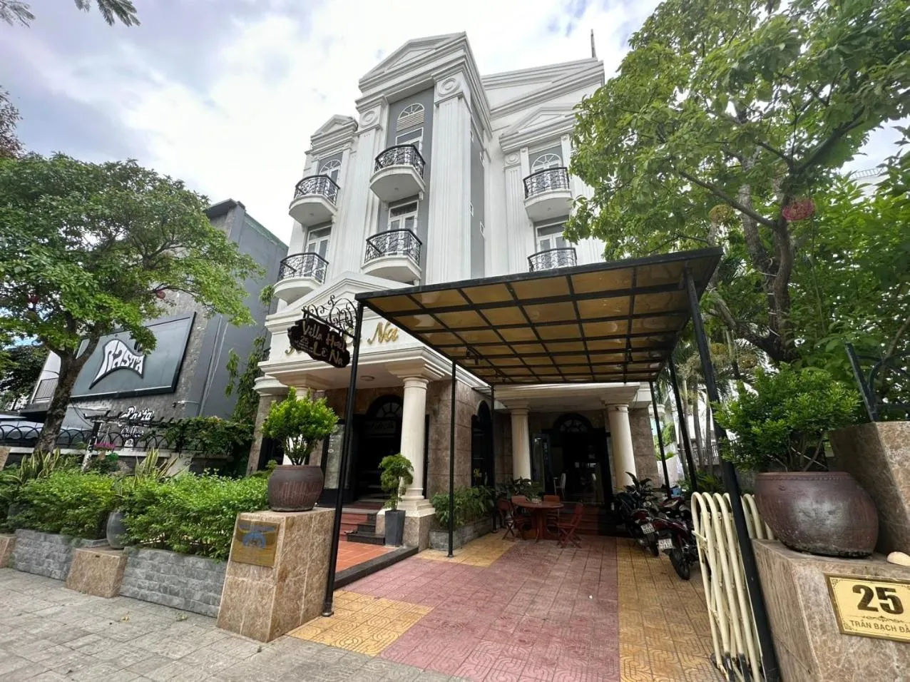 Facade/entrance in Capital O 1183 Villa Le Na