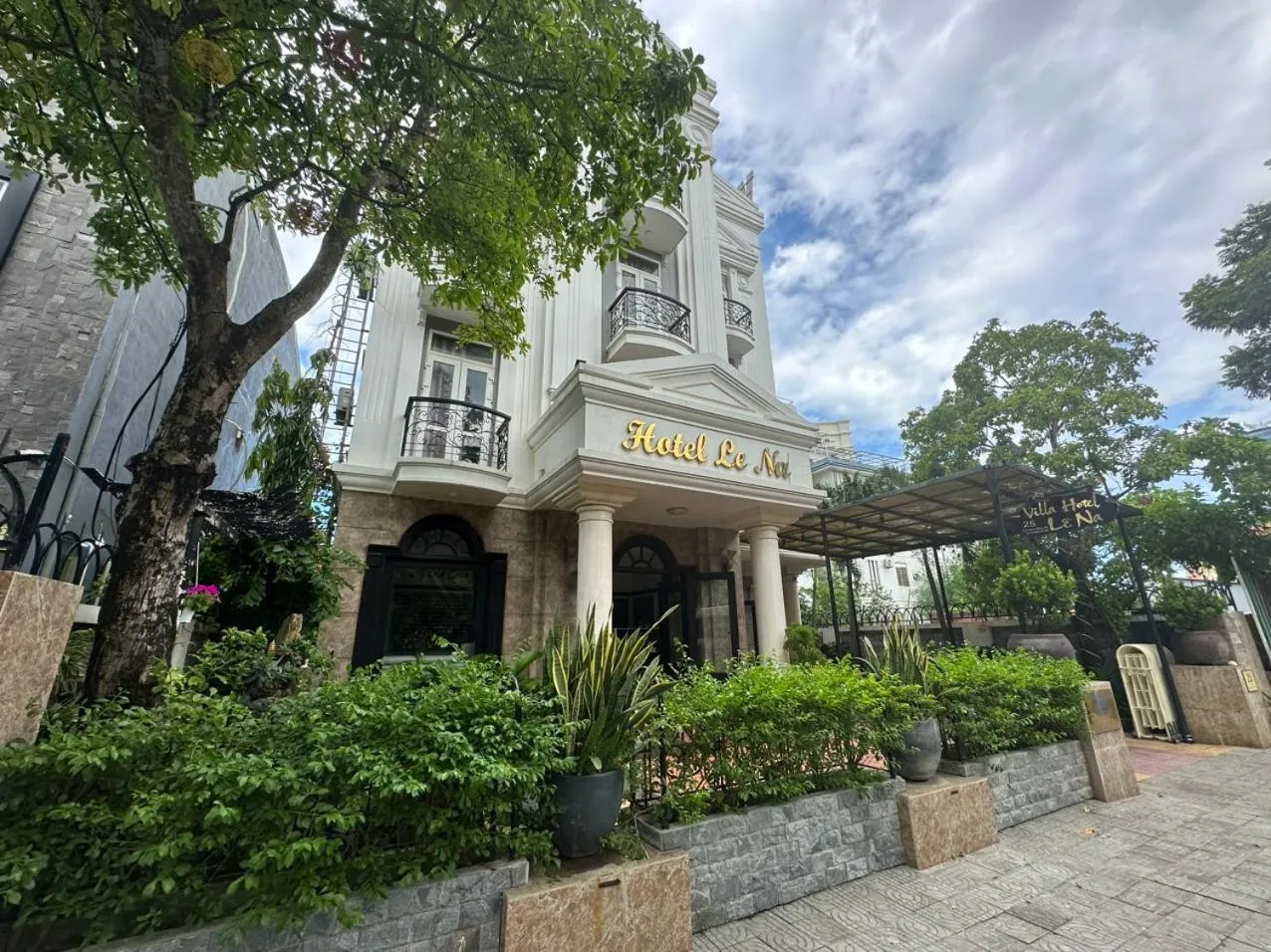Facade/entrance in Capital O 1183 Villa Le Na