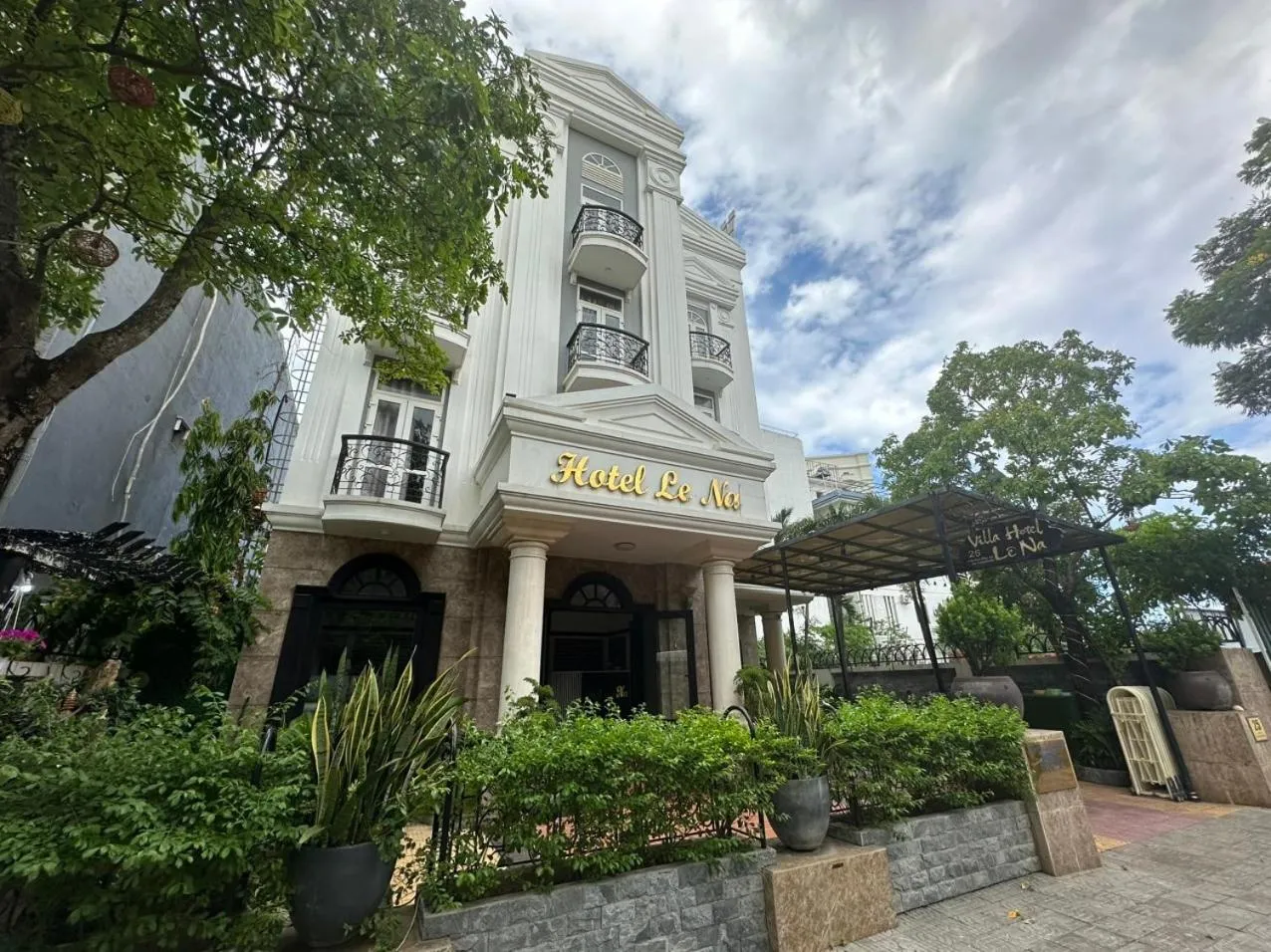 Facade/entrance in Capital O 1183 Villa Le Na