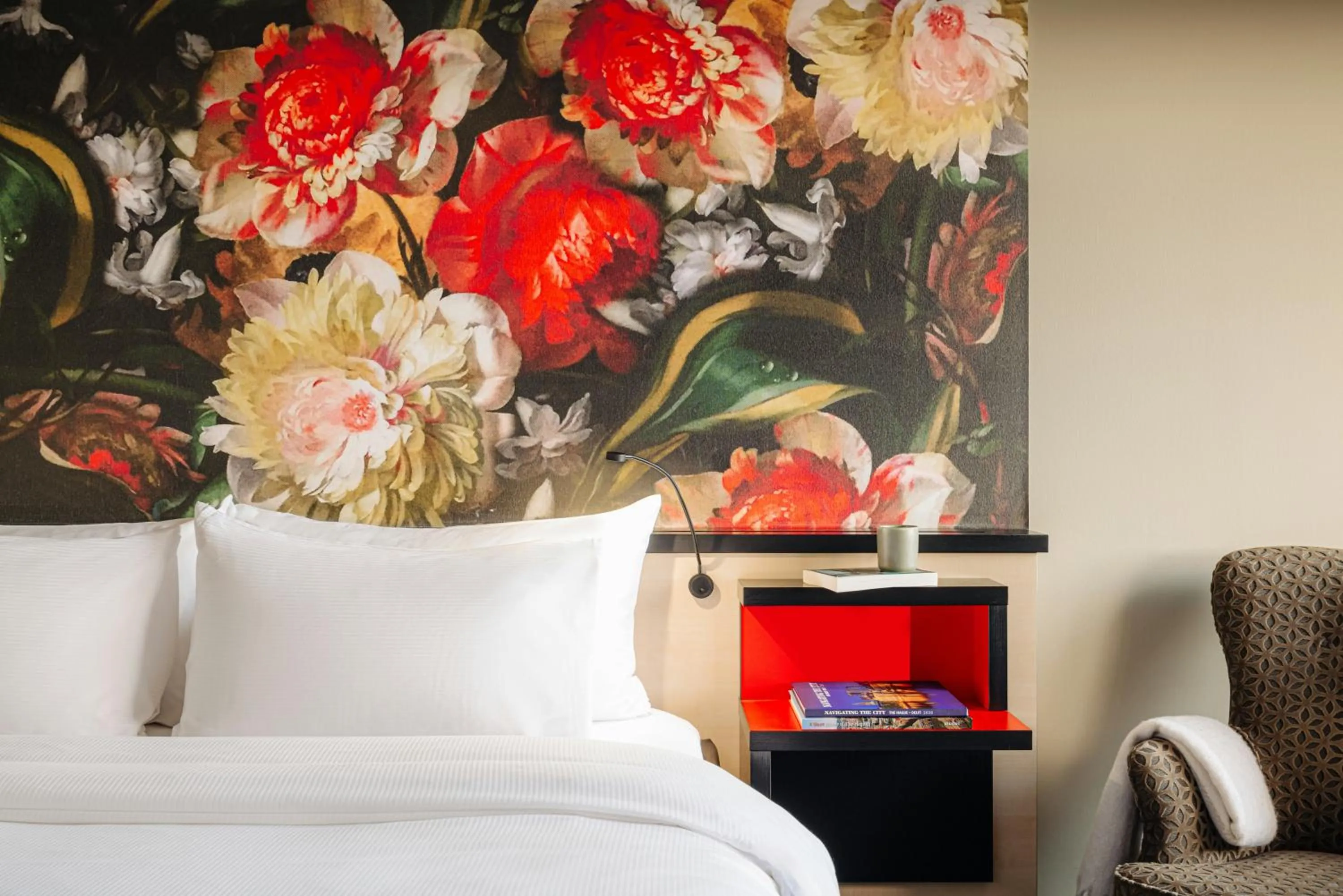 Property building, Bed in Leonardo Hotel Den Haag Babylon