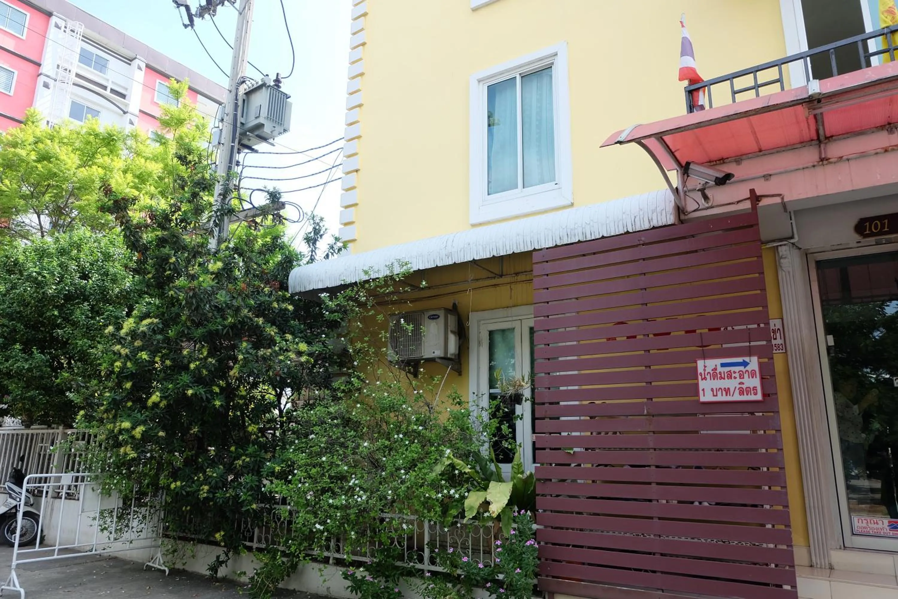 Property building in OYO 75429 '101 place navanakorm'