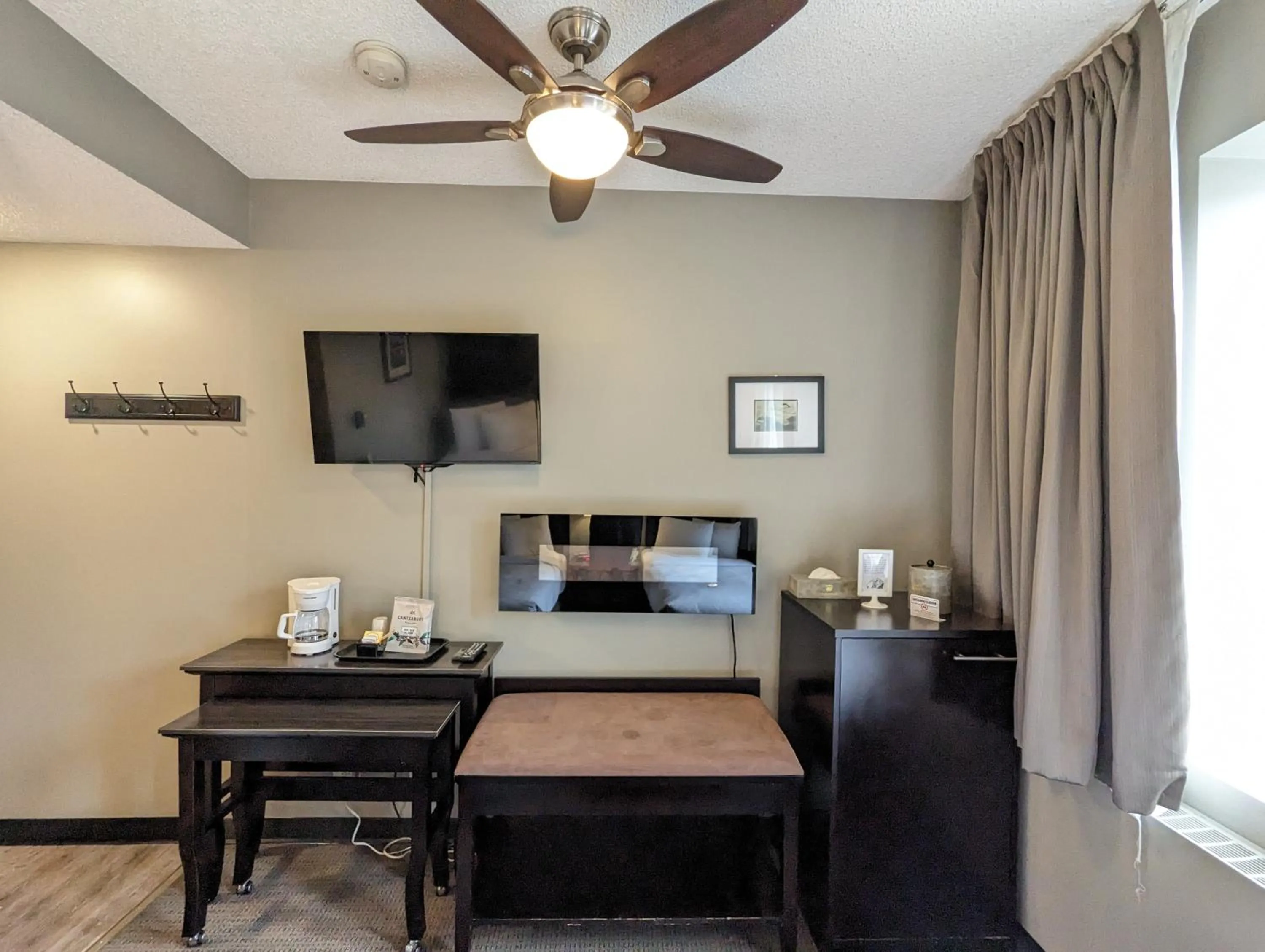 Coffee/tea facilities, Bed in King Edward Hotel