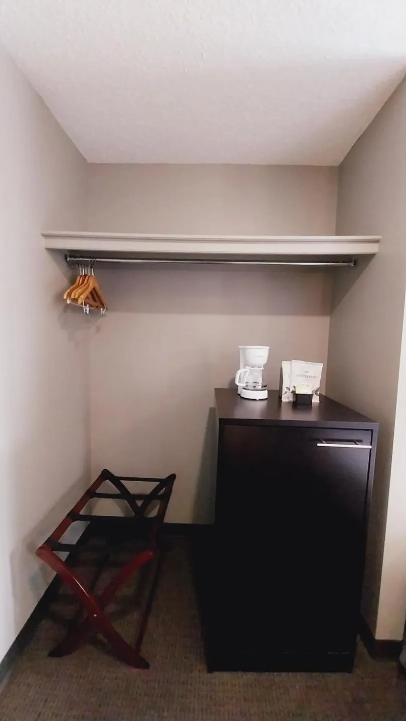 Coffee/tea facilities in King Edward Hotel